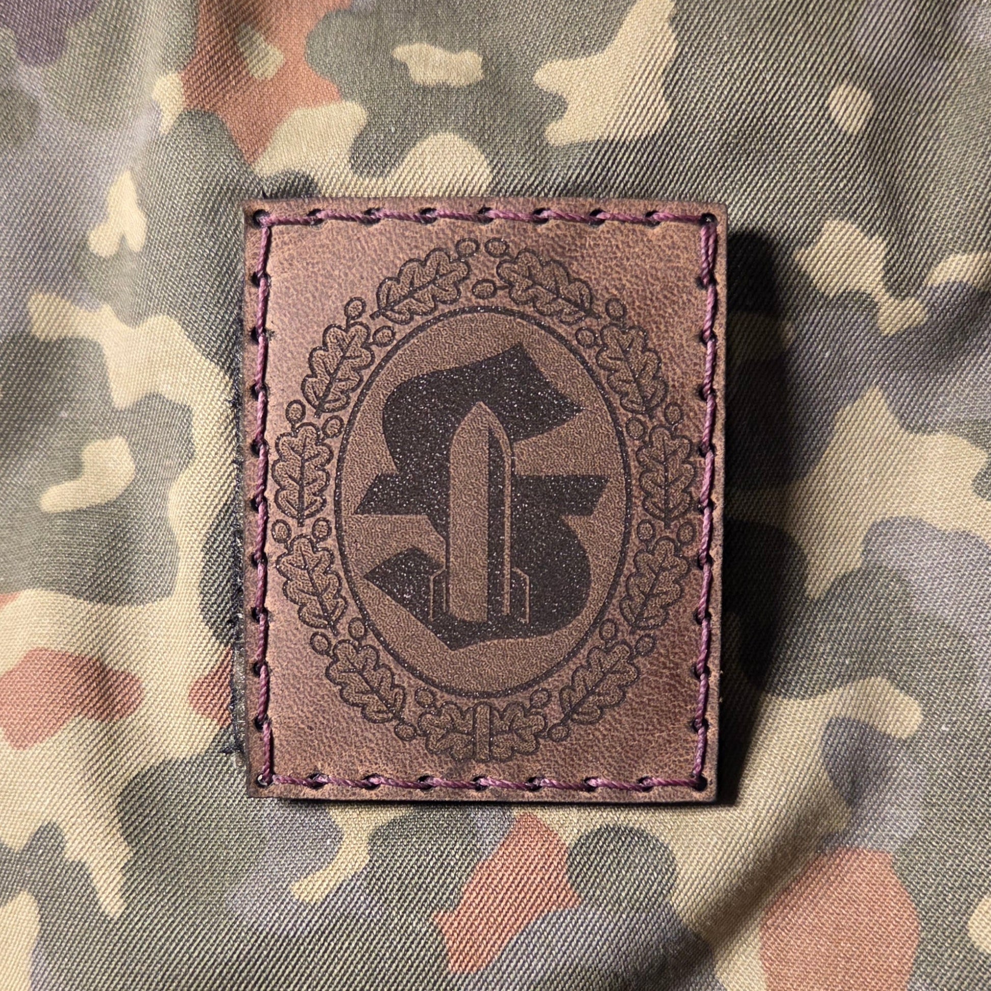 Sonderabzeichen der Bundeswehr Feuerwerker graviert auf braunem Leder und von Hand auf Klett aufgenäht.