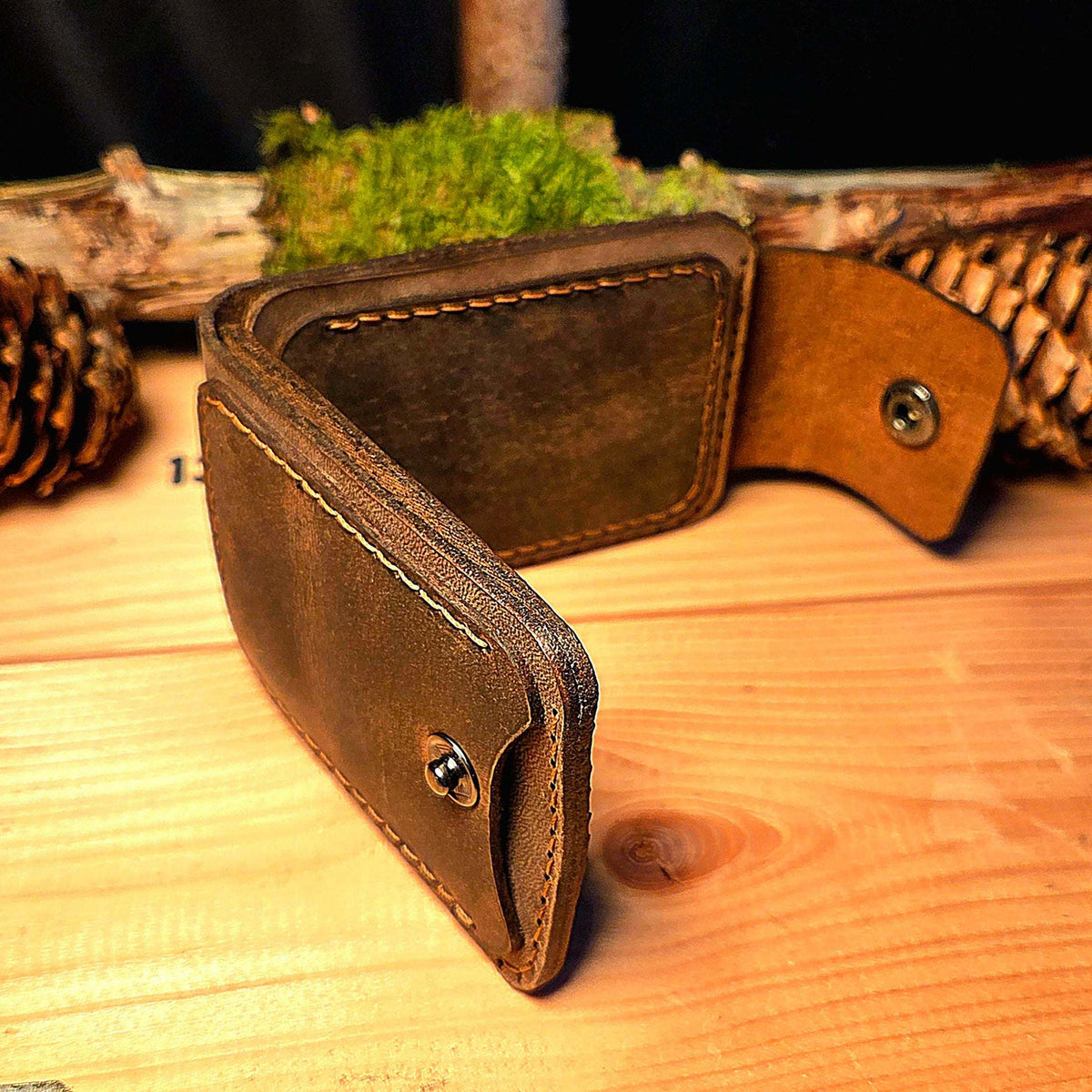 Leder Wallet aus braunem Vollnarbenleder handgefertigt mit sichtbarem, kreisrundem AirTag-Halter und Knopfverschluss