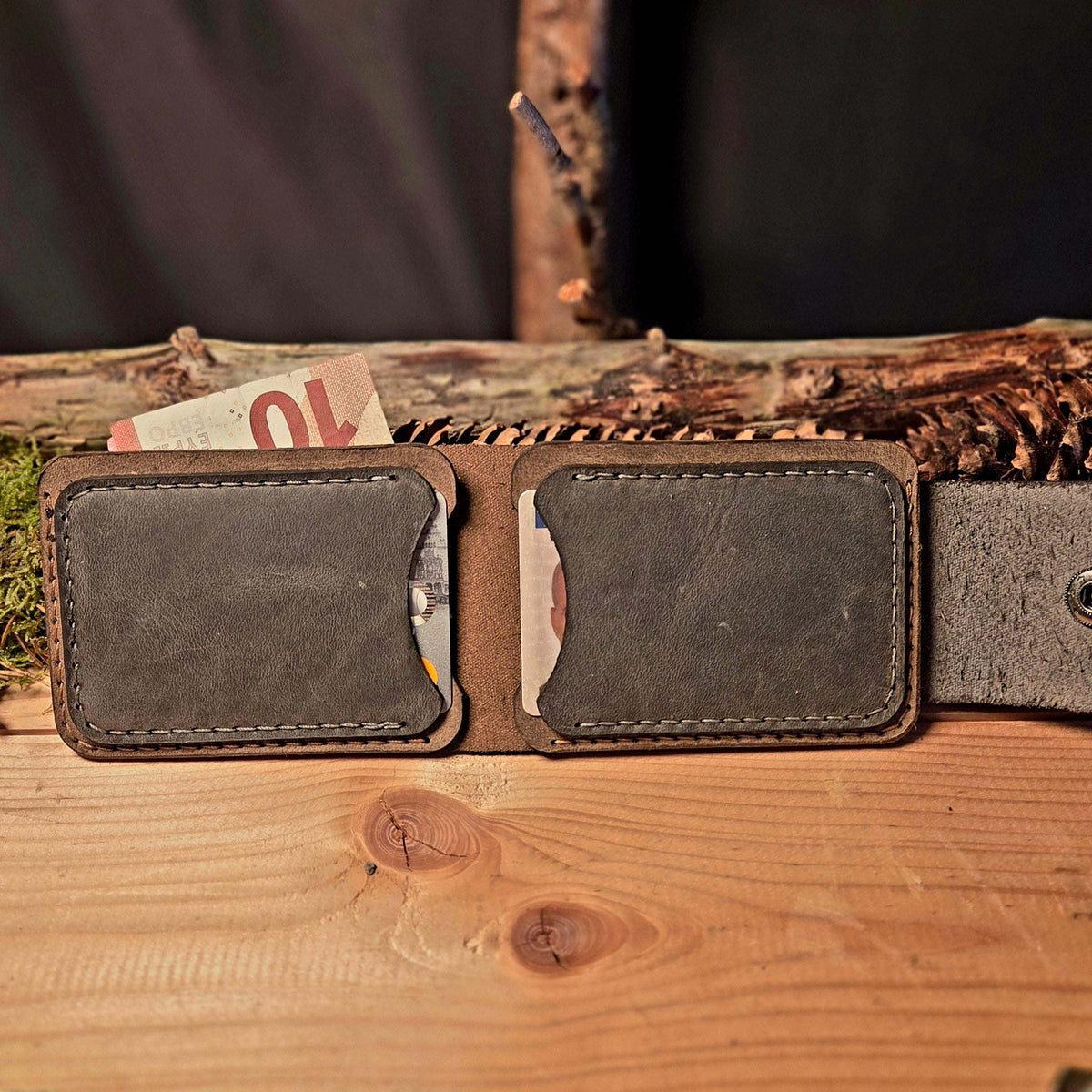 Leder Wallet aus braunem Vollnarbenleder mit sichtbarem AirTag-Halter und mehreren Kartenfächern, handgefertigt