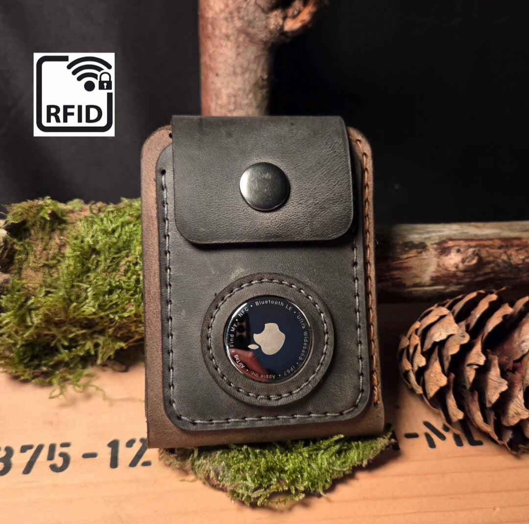 Leder Wallet aus braunem und dunkelgrauem Echtleder mit sichtbarem Apple AirTag-Halter und RFID Schutz