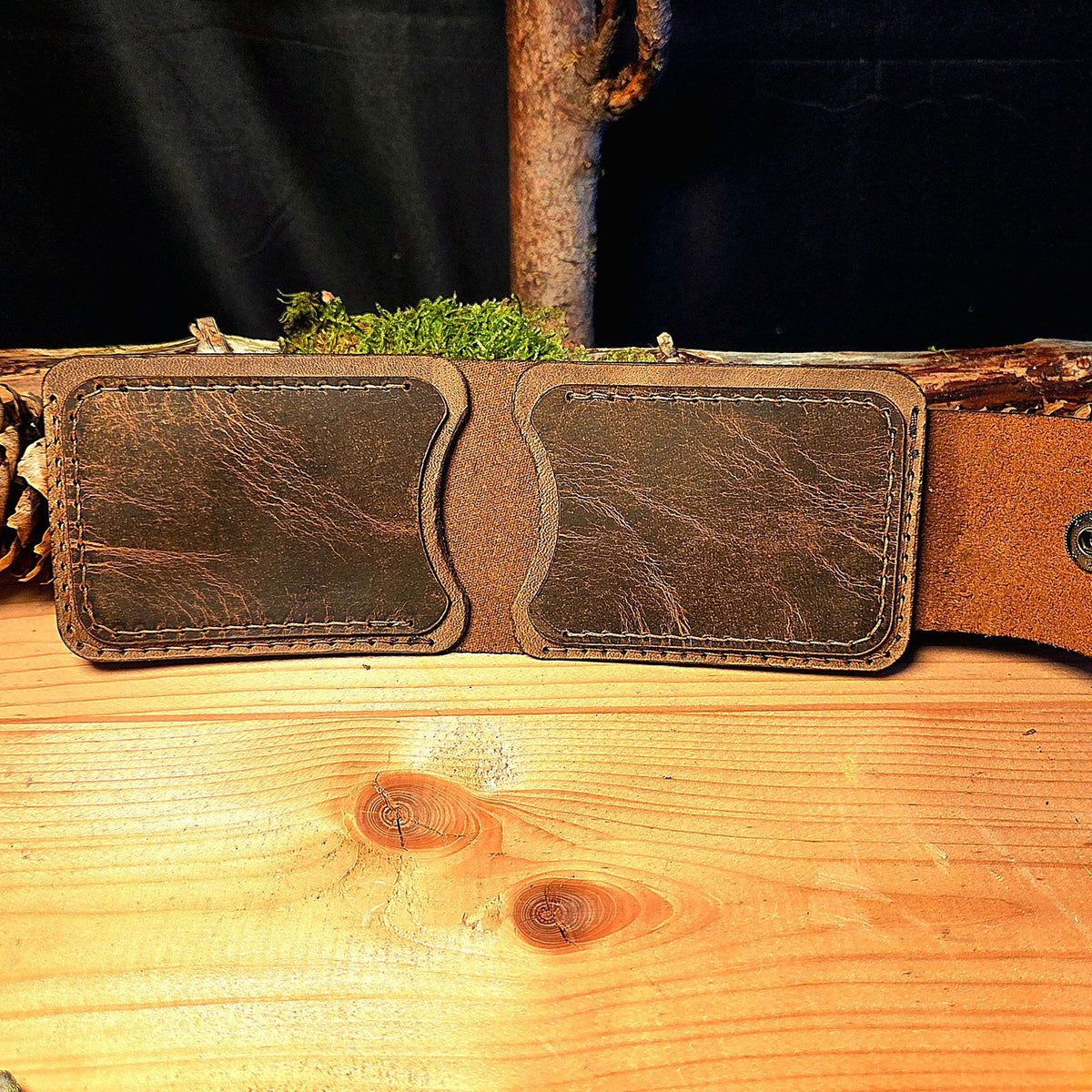 Leder Wallet aus braunem Vollnarbenleder mit sichtbarem AirTag-Halter und dunkler Naht handgefertigt