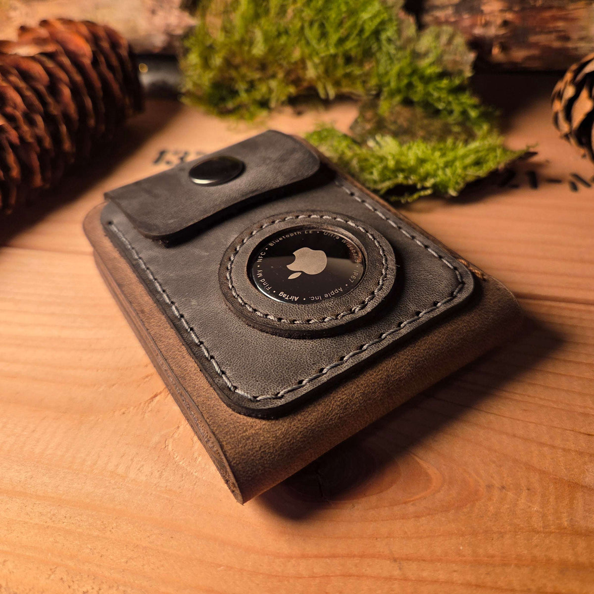 Leder Wallet aus braunem Vollnarbenleder mit sichtbarem Apple AirTag-Halter und kontrastierenden Nähten