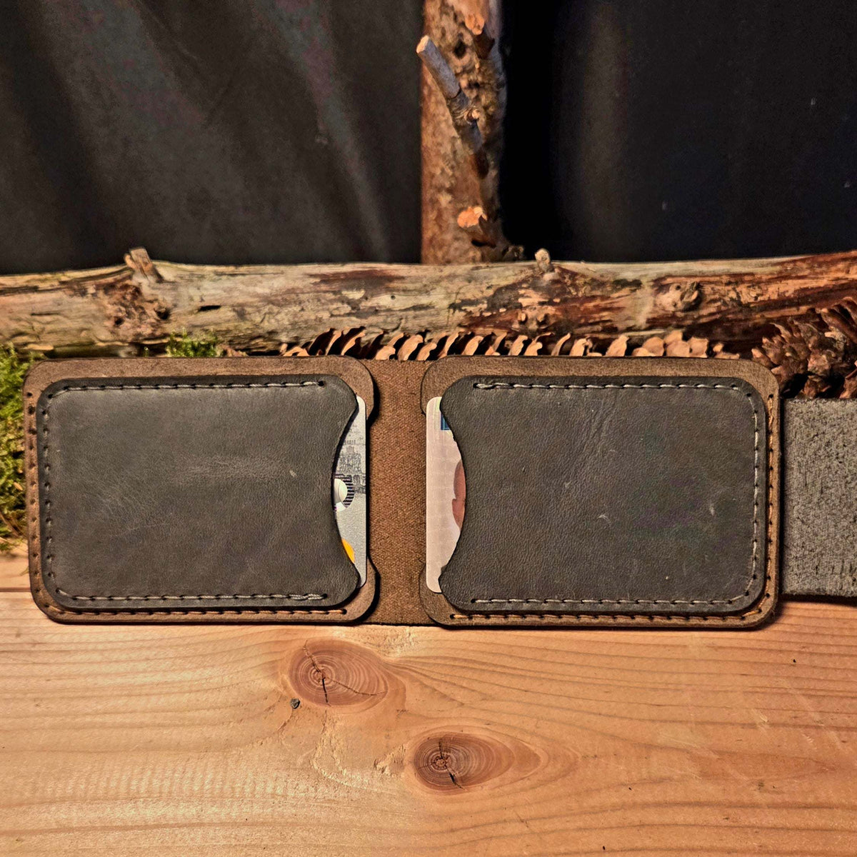 Leder Wallet in dunkelbraunem Vollnarbenleder mit sichtbarem AirTag-Halter und feiner Naht, handgefertigt und kompakt