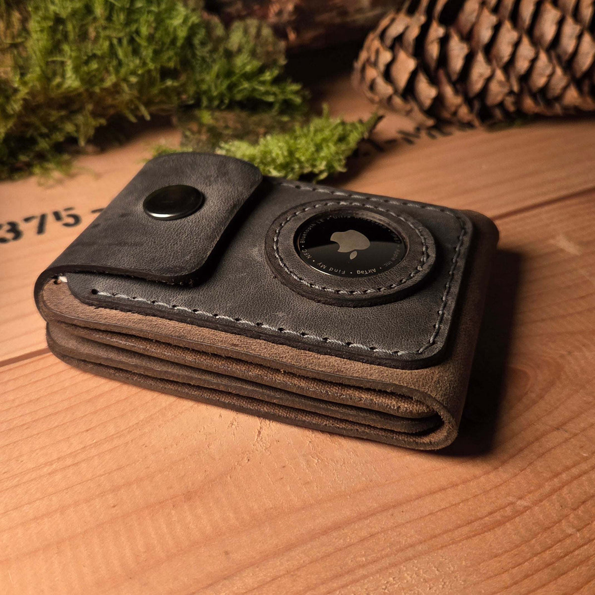 Leder Wallet aus graubraunem Echtleder mit sichtbarem Halter für Apple AirTag und Druckknopfverschluss