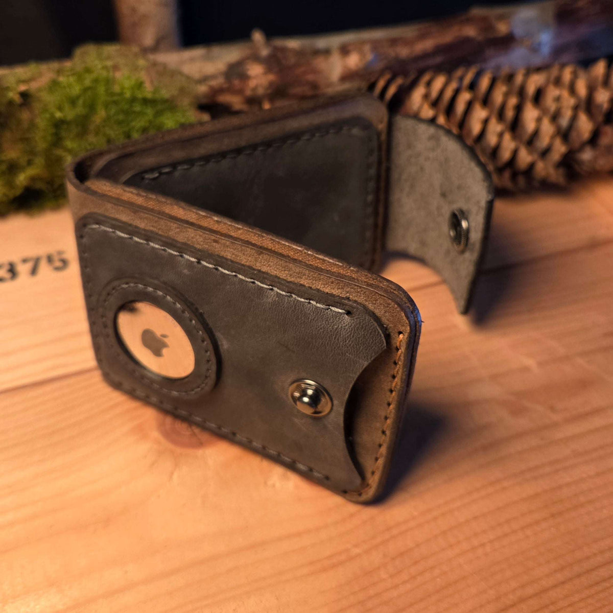 Handgefertigtes Leder Wallet in braun mit sichtbarem AirTag-Halter und feiner Naht, kompakt und edel