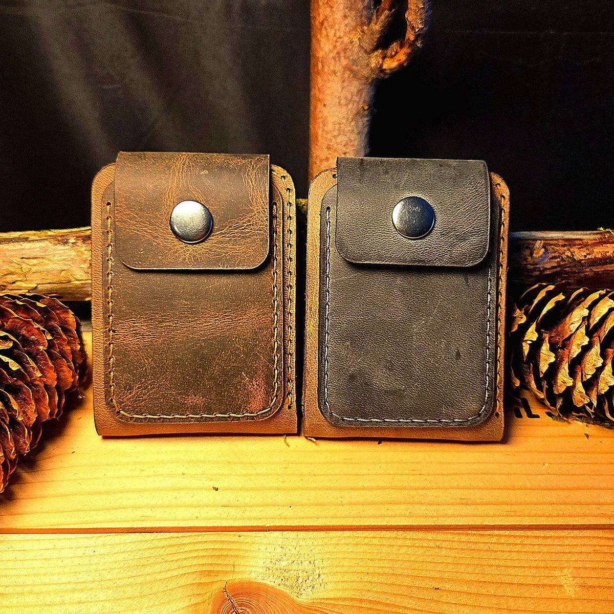 Leder Wallet mit sichtbarem Druckknopfverschluss in braun und schwarz, gefertigt aus robustem Leder mit rustikalem Look