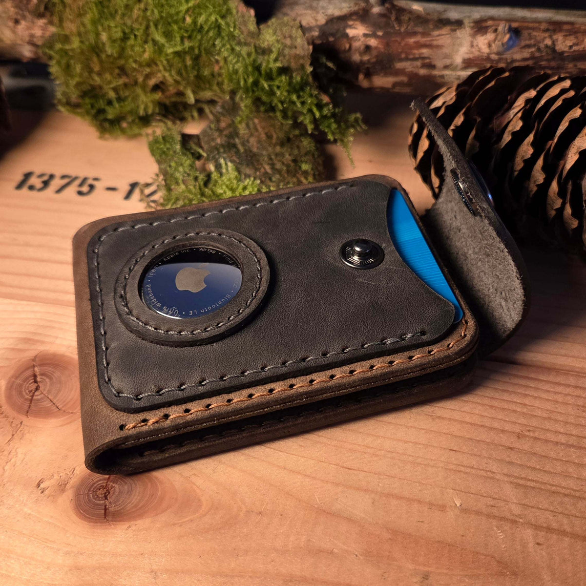 Leder Wallet in braun mit sichtbarem AirTag-Halter, handgefertigt aus hochwertigem Vollnarbenleder mit feiner Naht