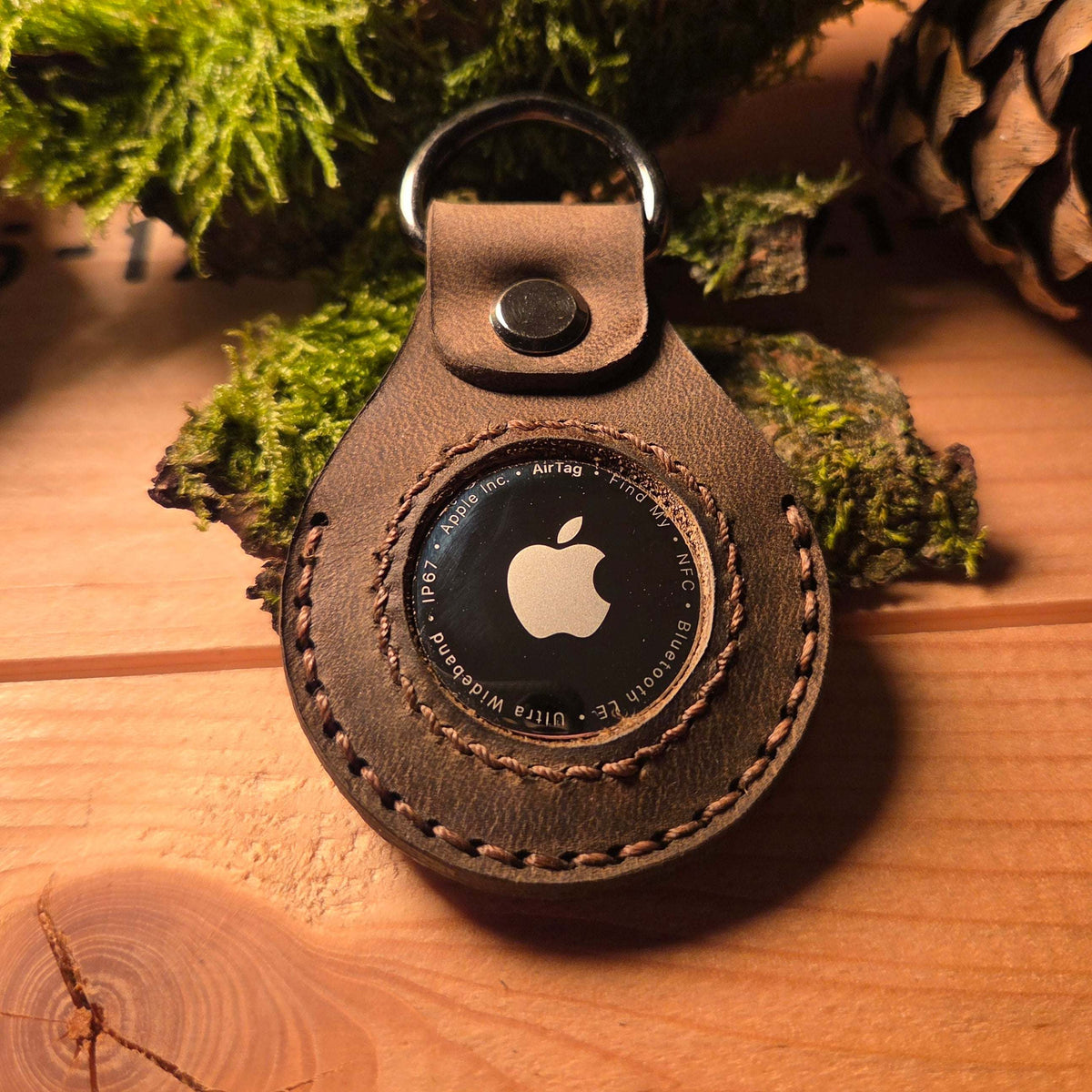 Lederanhänger für Apple Air Tag aus braunem Büffelleder mit Ziernaht und Metall-D-Ring, handgefertigt und gravierbar