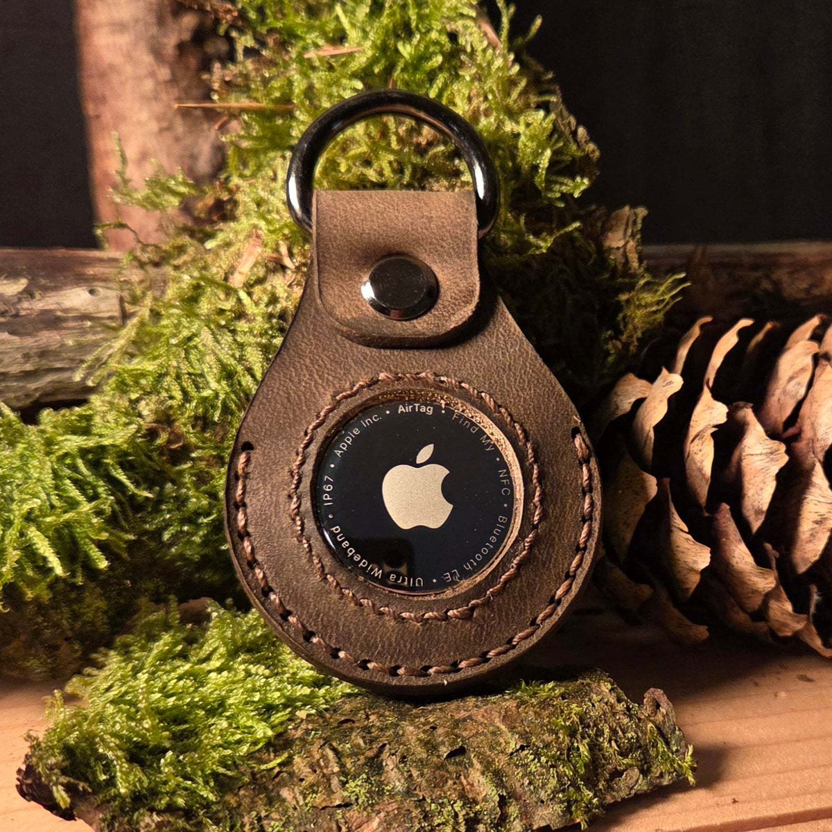 Lederanhänger für Apple Air Tag in braunem Büffelleder mit handgenähter Ziernaht und D-Ring, edles Unikat