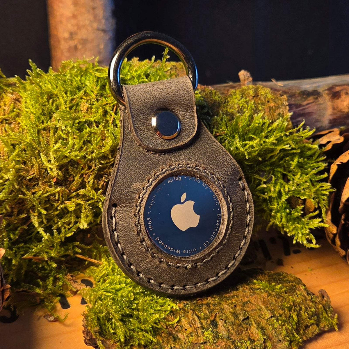 Lederanhänger für Apple Air Tag in dunkelbraunem Büffelleder mit Ziernähten und stabilen Metallring elegant handgefertigt