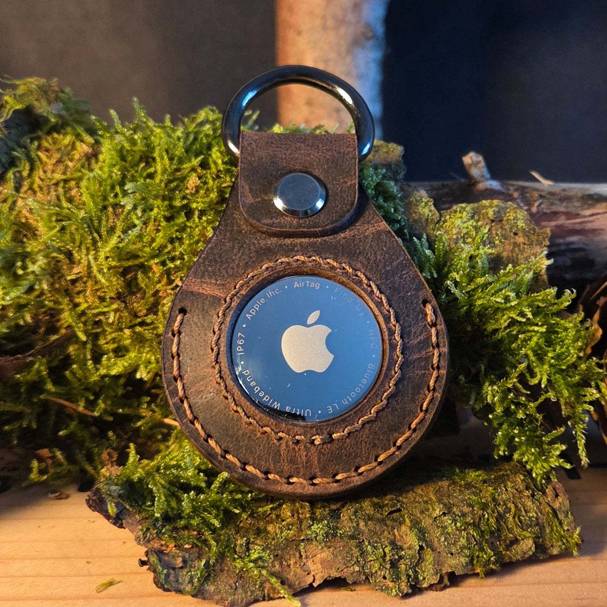 Lederanhänger für Apple Air Tag in Dunkelbraun aus Büffelleder mit handgenähter Ziernaht und Metallring
