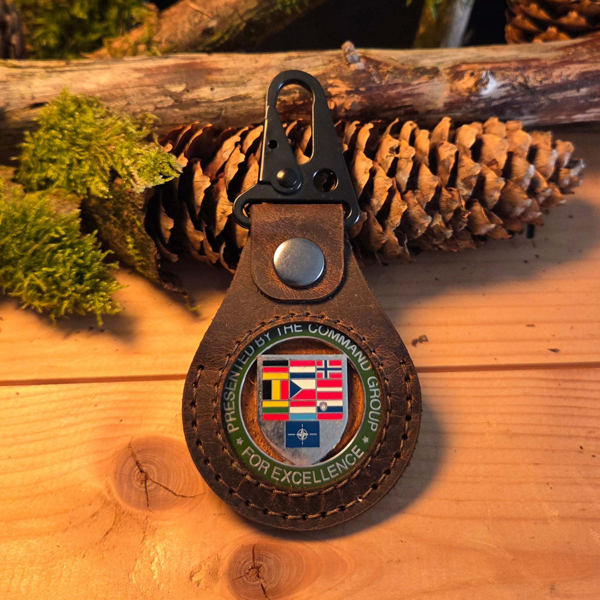 Lederanhänger für Challenge Coin in braunem Echtleder mit Sichtfenster und schwarzem Karabinerverschluss