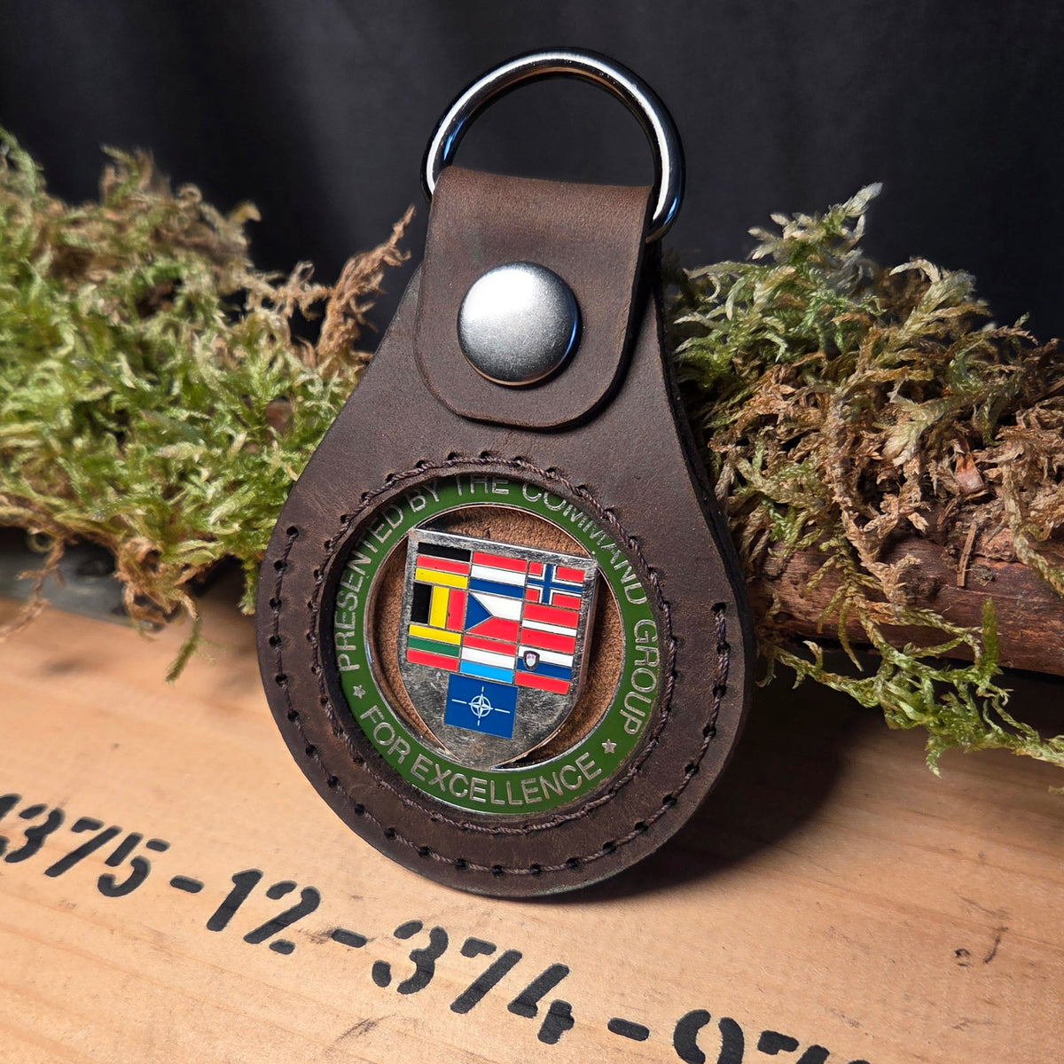 Lederanhänger für Challenge Coin aus braunem Echtleder mit Metall-D-Ring und transparentem Sichtfenster für Münzen