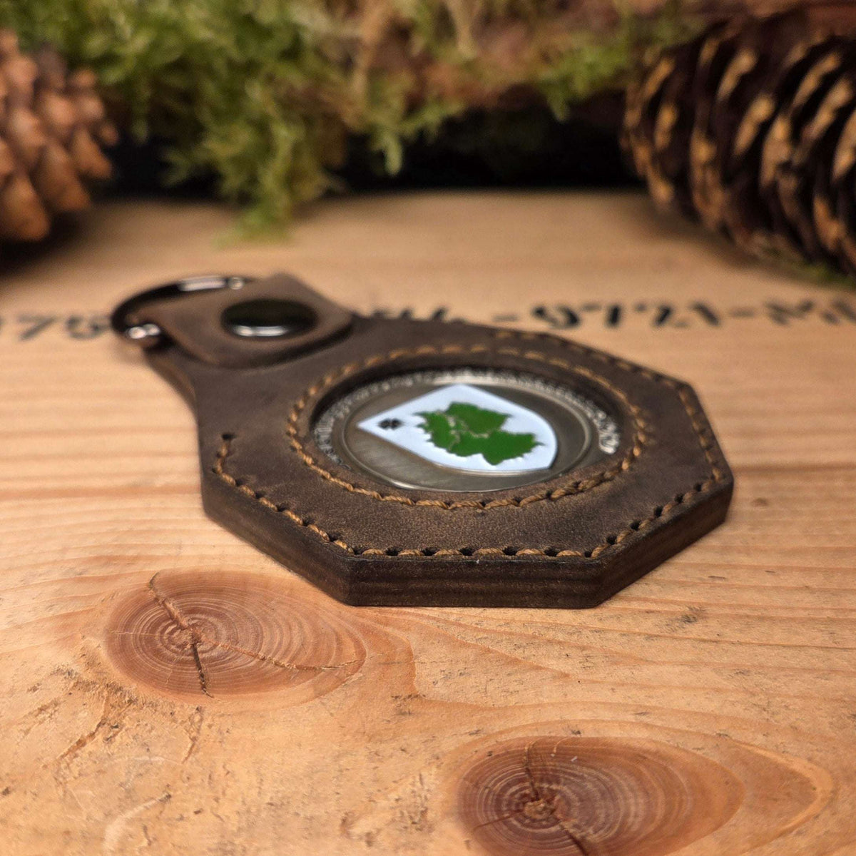 Lederanhänger für Challenge Coin aus braunem Vollnarbenleder mit sichtbarem Coin in der Mitte und D-Ring Halterung
