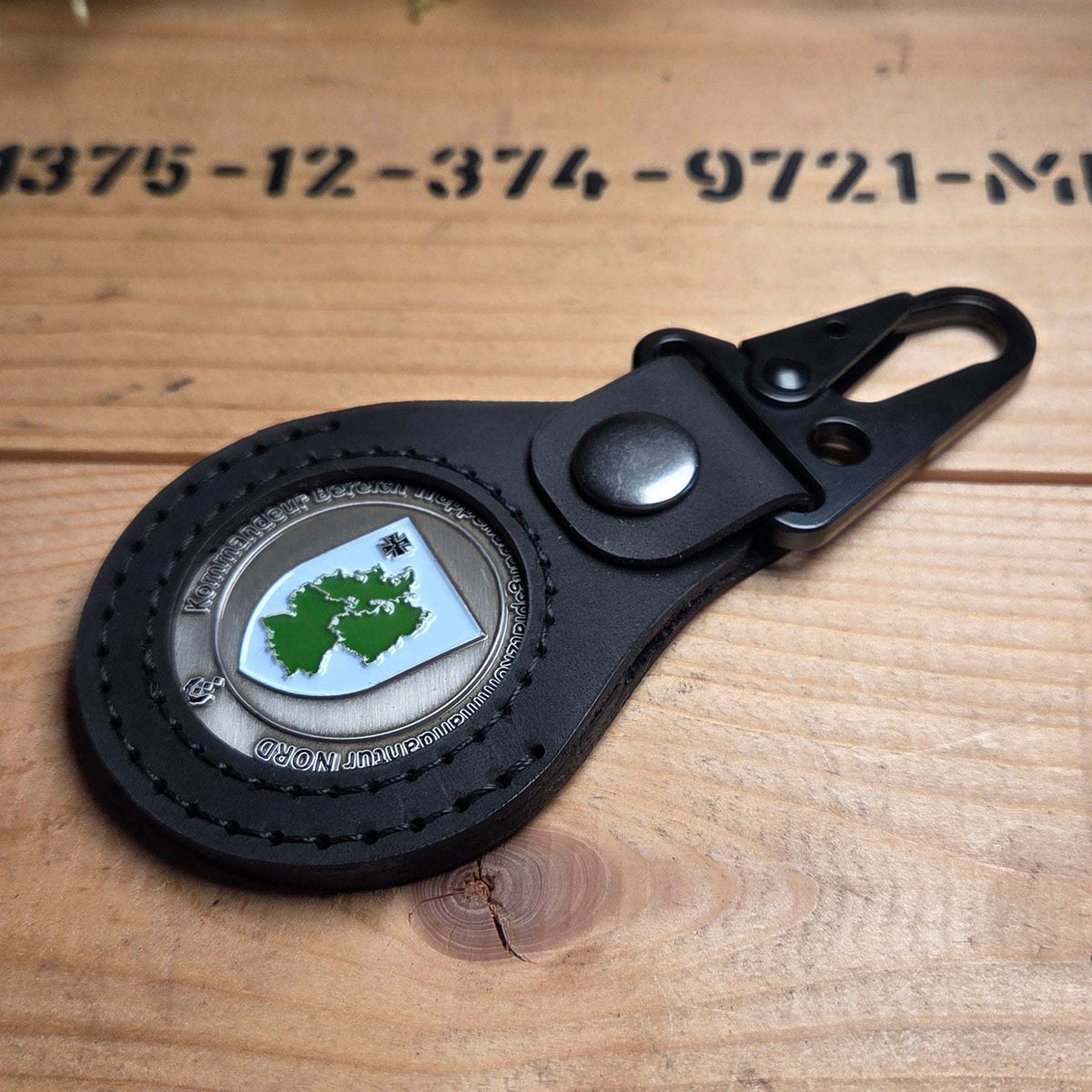 Lederanhänger für Challenge Coin aus schwarzem Rindsleder mit stabilem Karabiner und Sichtfenster für Münzen bis 50mm