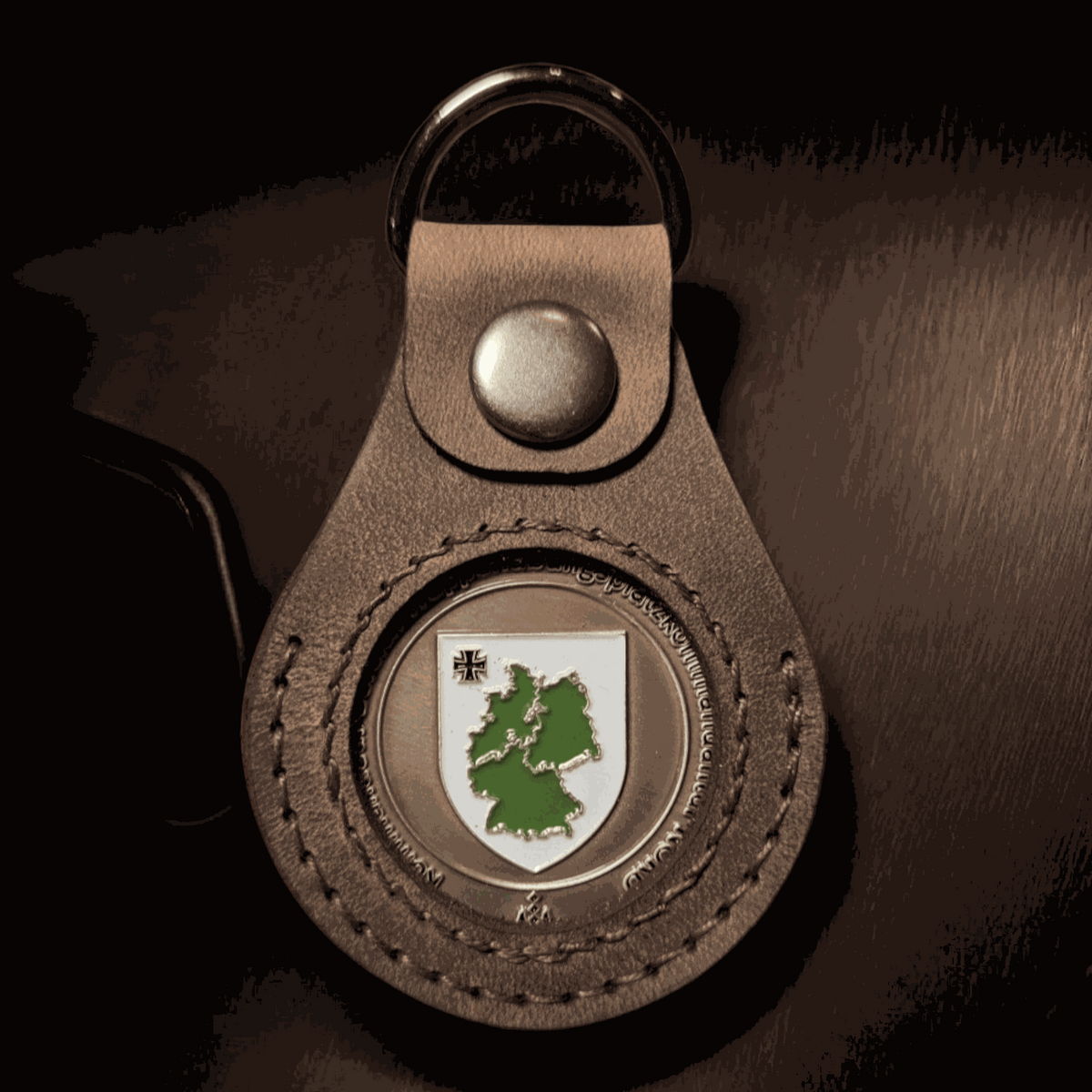 Lederanhänger für Challenge Coin aus braunem Echtleder mit D-Ring und rundem Sichtfenster mit Deutschland-Motiv