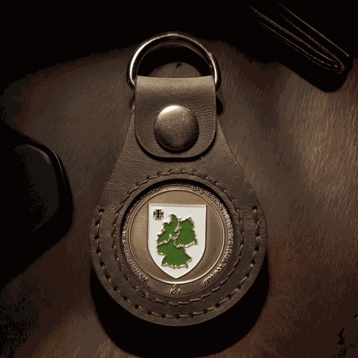 Lederanhänger für Challenge Coin in braunem Echtleder mit D-Ring und durchsichtiger Münzhülle, handgefertigt
