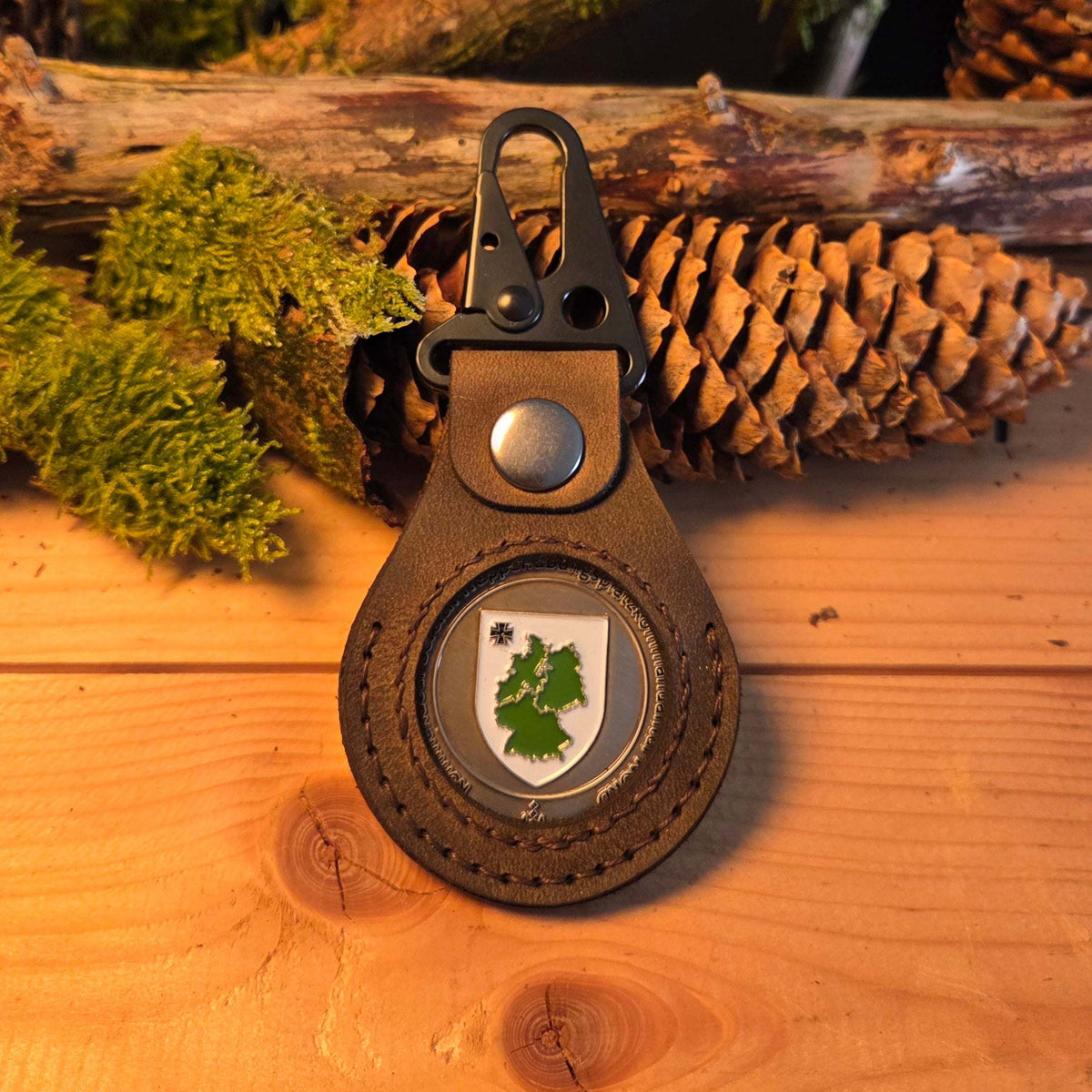Lederanhänger für Challenge Coin aus braunem Echtleder mit sichtbarem Coin und robustem schwarzem Karabinerhaken