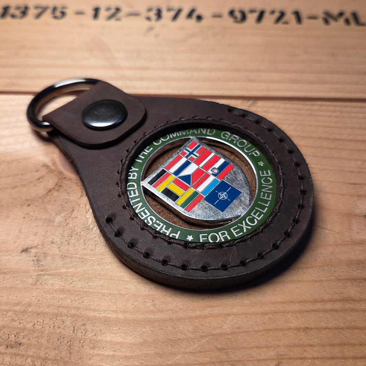 Lederanhänger für Challenge Coin aus dunkelbraunem Echtleder mit Sichtfenster und D-Ring Befestigung