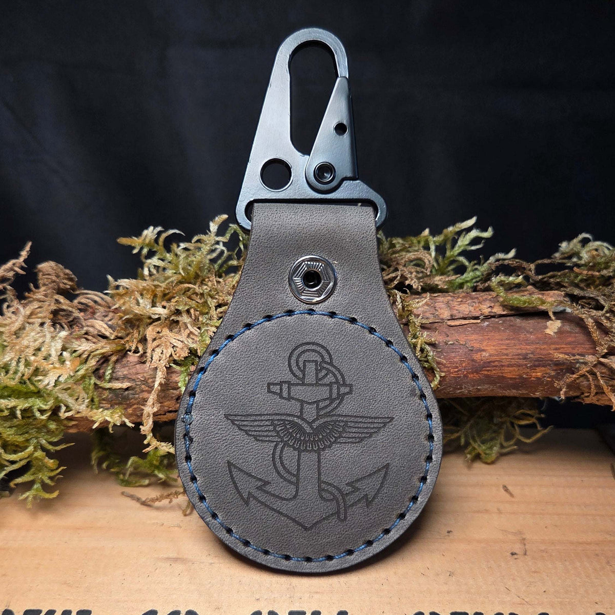 Lederanhänger für Challenge Coin aus grauem Echtleder mit schwarzem Karabiner und gesticktem Marinestreifemblem