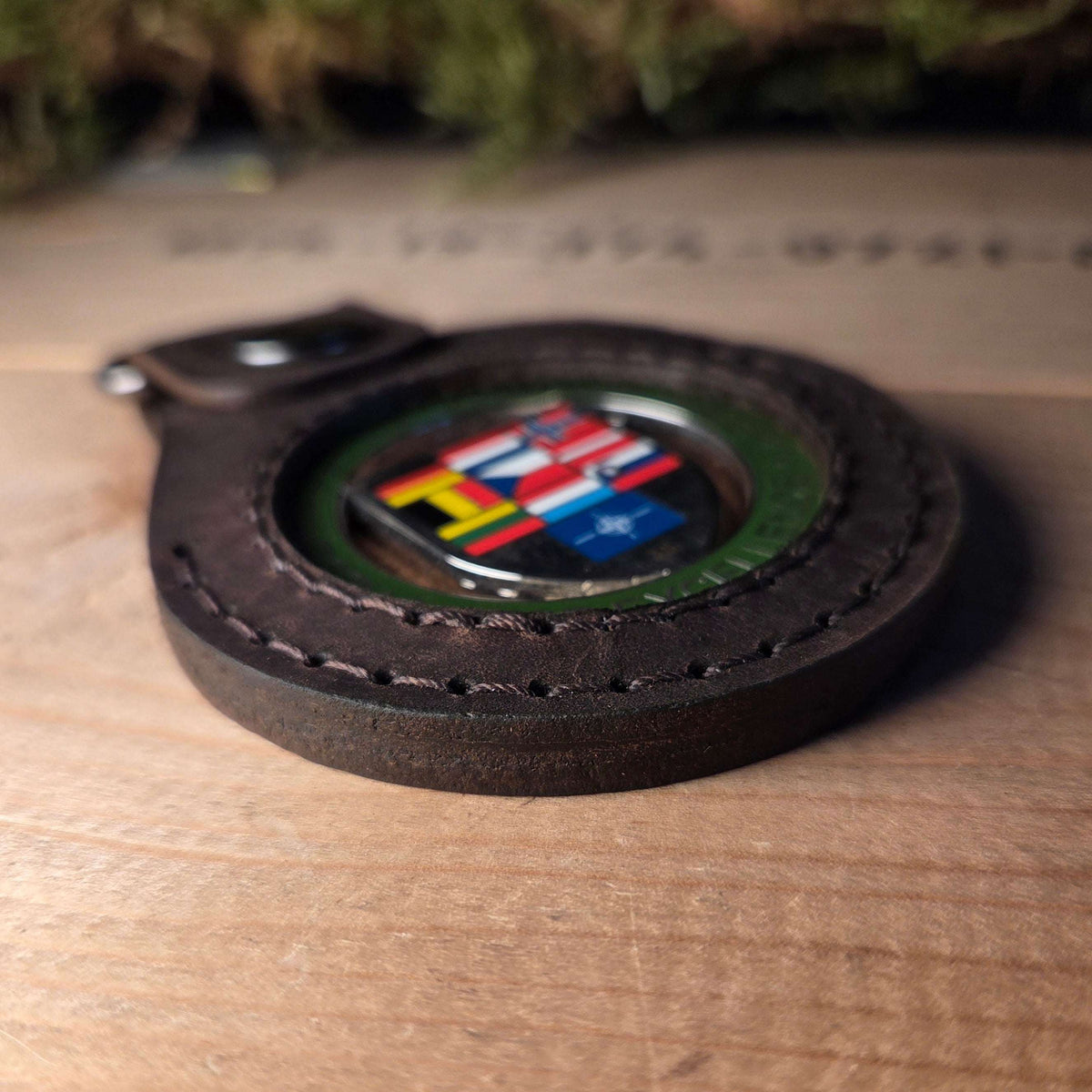 Runder Lederanhänger in dunkelbraun mit sichtbarem bunter Challenge Coin, stabilem D-Ring und feiner Naht, Lederanhänger für Challenge Coin