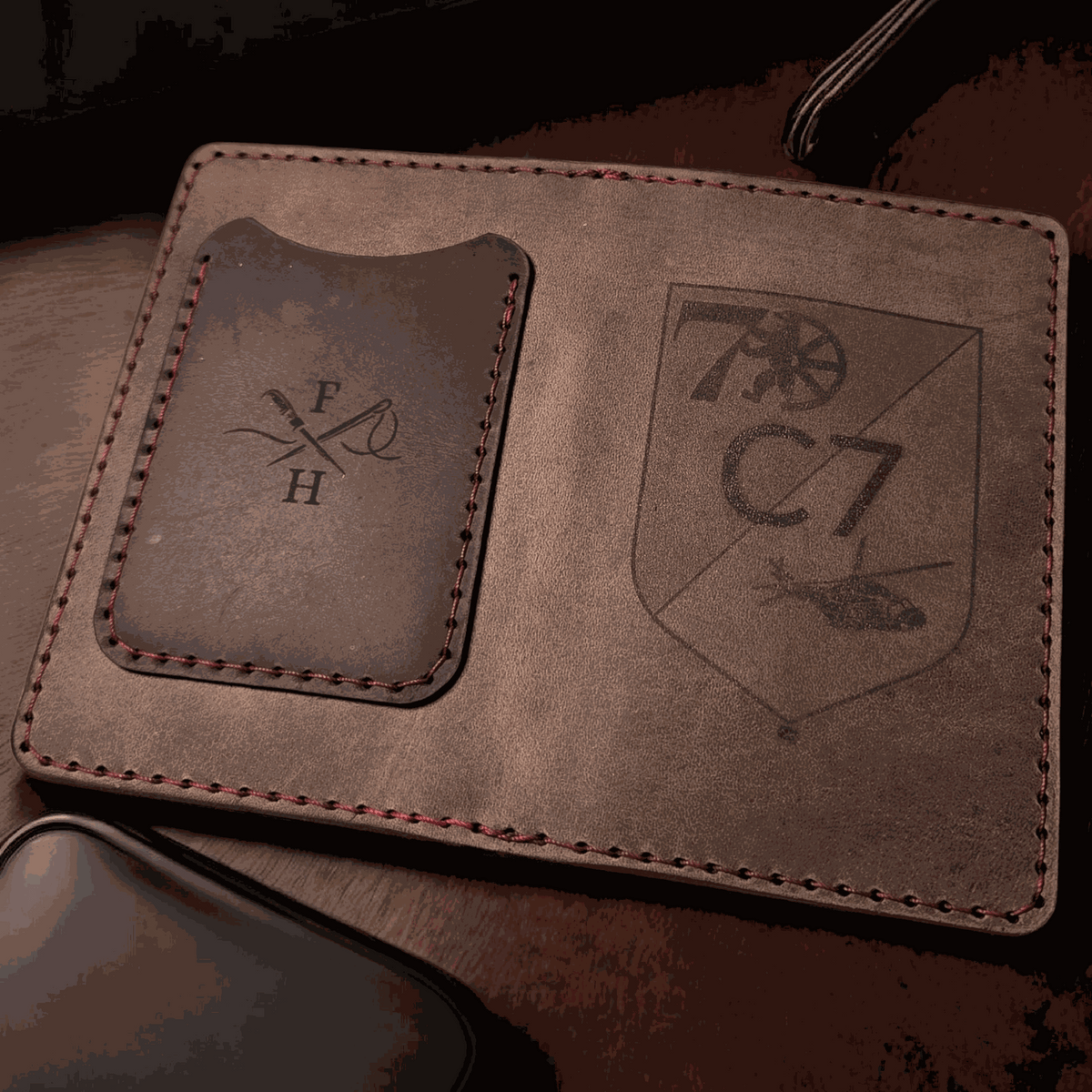 Lederetui für mehrere Coins aus braunem Vollnarbenleder mit roter Naht, geprägt mit individuellem Wappen und Initialen