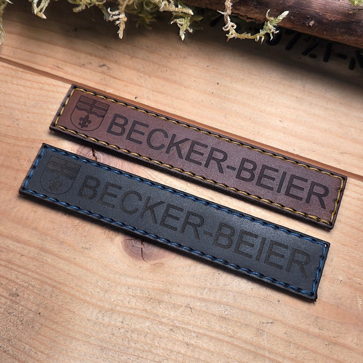 Namensband aus Leder in braun und schwarz, handvernäht mit zweifarbigen Nähten und eingraviertem Schriftzug Becker-Beier