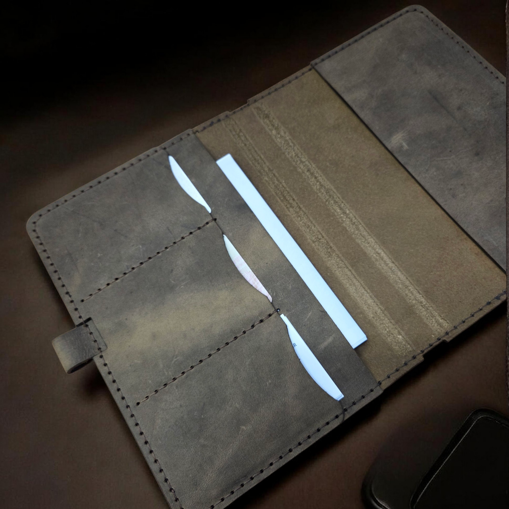Organizer im Format DIN A5 aus braunem oder schwarzem hochwerigem Leder mit aufgesticktem individuellen Wappen oder Logo und individueller Gravur für Bundeswehr, Polizei und Behörden.