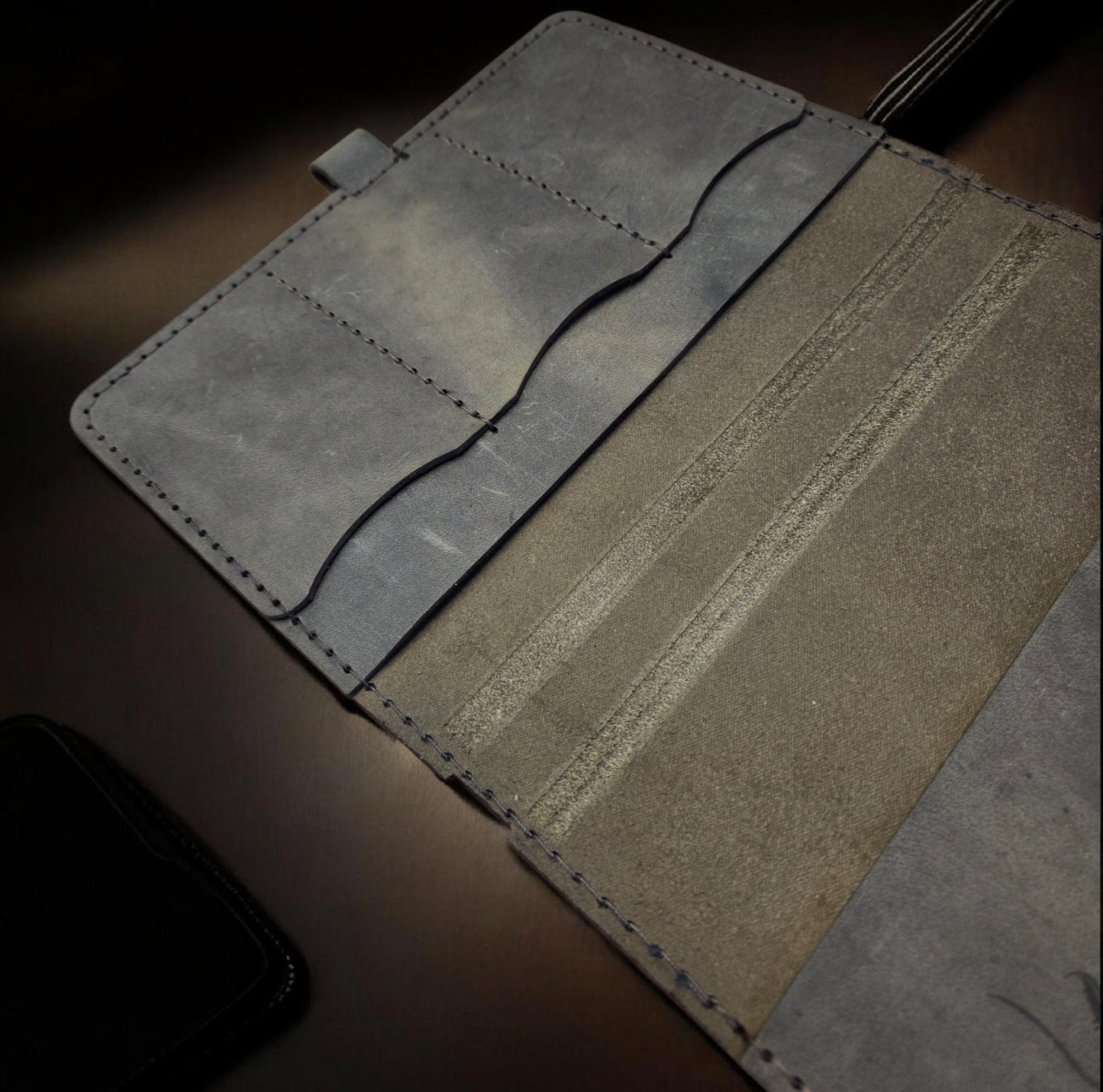 Organizer im Format DIN A5 aus braunem oder schwarzem hochwerigem Leder mit aufgesticktem individuellen Wappen oder Logo und individueller Gravur für Bundeswehr, Polizei und Behörden.