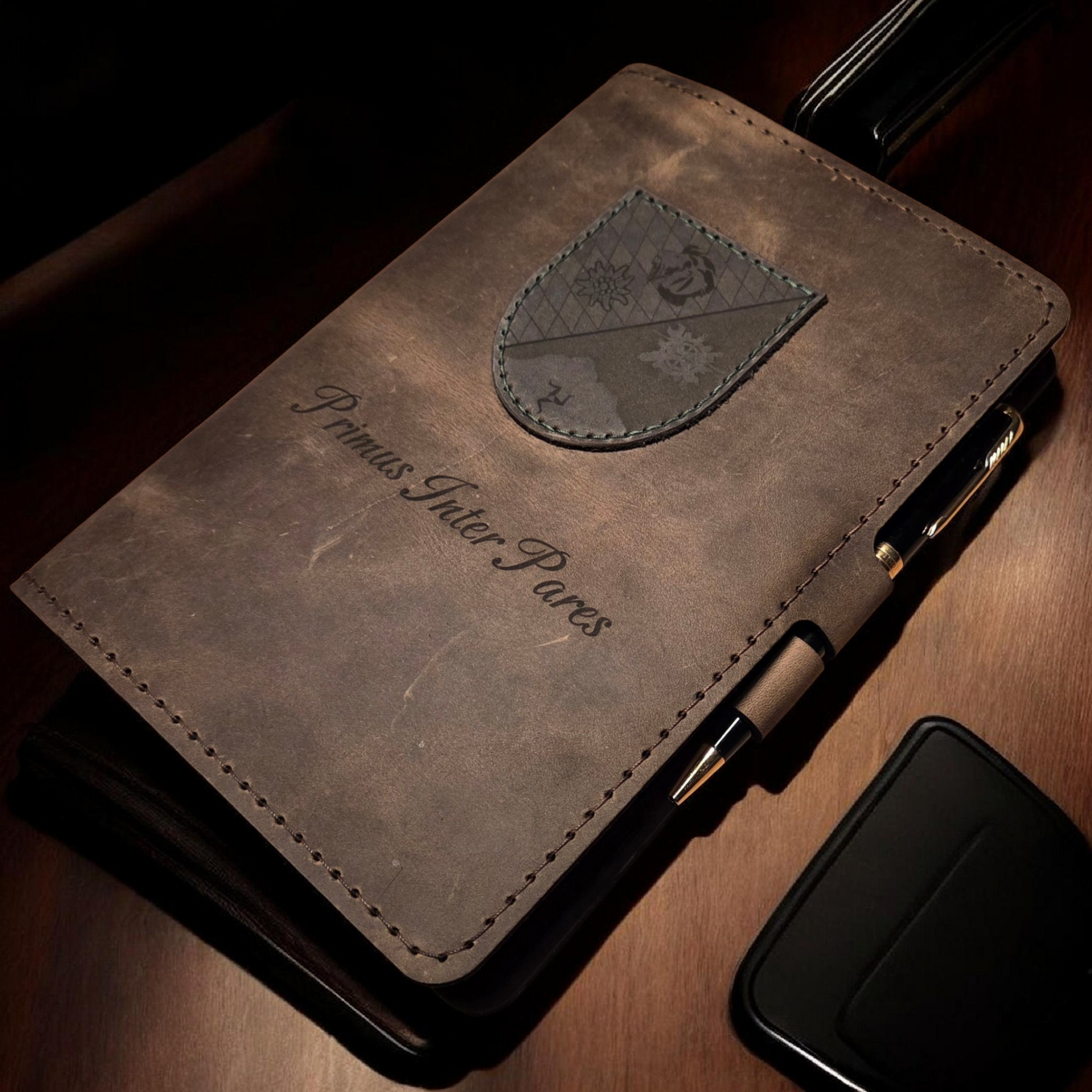 Organizer im Format DIN A5 aus braunem oder schwarzem hochwerigem Leder mit aufgesticktem individuellen Wappen versbtl Füssen oder Logo und individueller Gravur für Bundeswehr, Polizei und Behörden.
