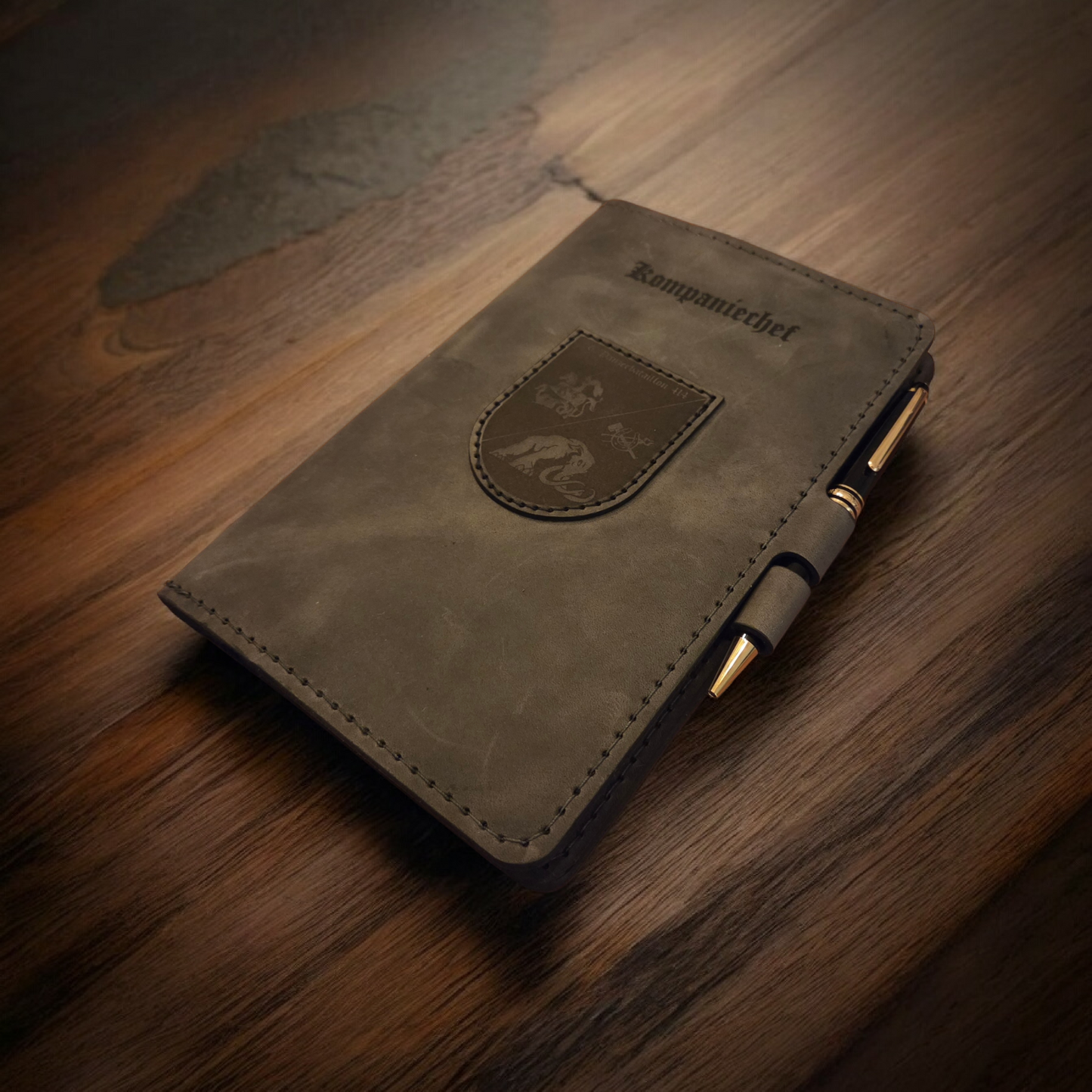 Organizer im Format DIN A5 aus braunem oder schwarzem hochwerigem Leder mit aufgesticktem individuellen Wappen pzbtl 414 oder Logo und individueller Gravur für Bundeswehr, Polizei und Behörden.