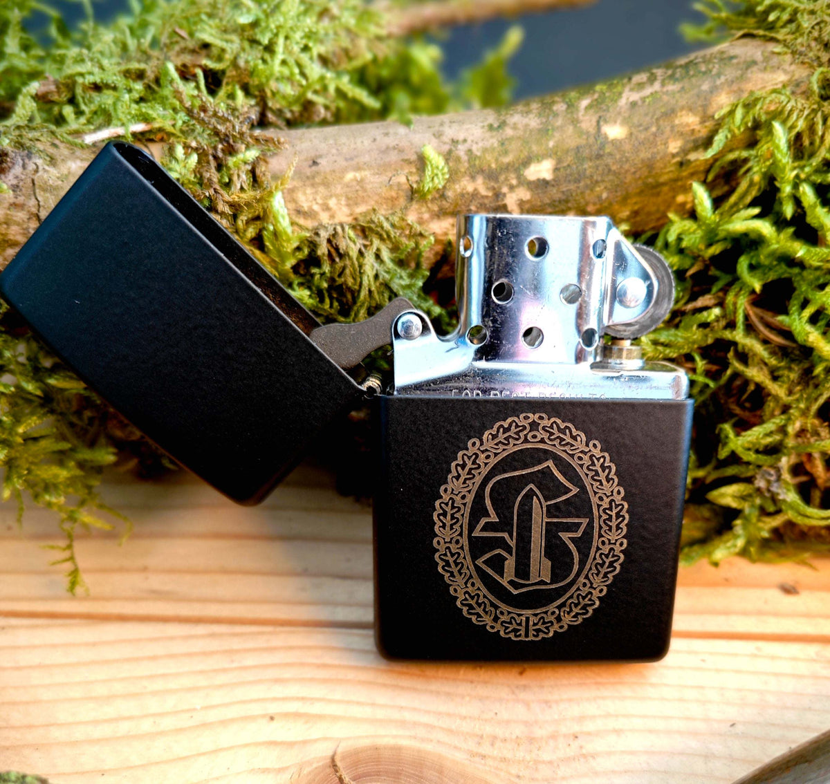 Original Zippo Feuerzeug in mattschwarzer Messingausführung mit goldfarbener Gravur und offenem Deckel