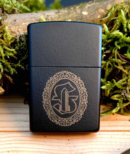 Original Zippo Feuerzeug schwarz matt mit Gravur, Messing sichtbar in dekorativem Rahmen in Goldton