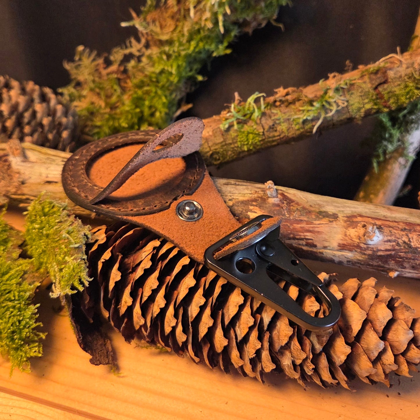 Anhänger aus Leder mit Karabiner Haken Coinhülle, Schlüsselanhänger, Münzhülle Leder Bundeswehr, Münze, Coin, Lederhülle, Münzetuis, Münzkoffer, Münzboxen, challenge coin, Kette, anhänger Kette Leder