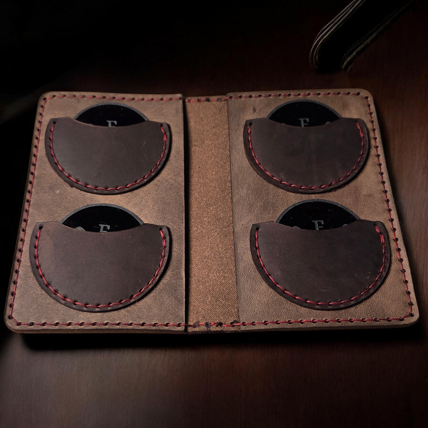 Lederetui für mehrere Coins