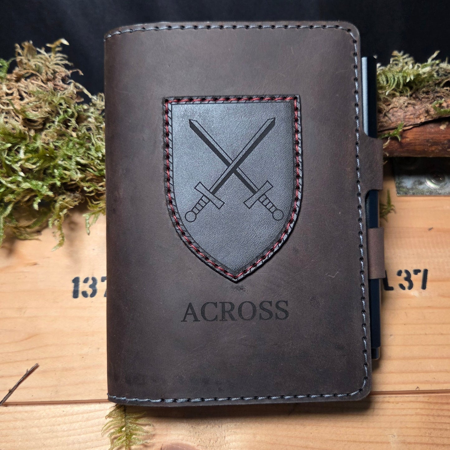 Handgefertigter Premium DIN A6 Organizer – Personalisierte Schreibmappe mit Gravur & aufgenähtem Wappen/Logo