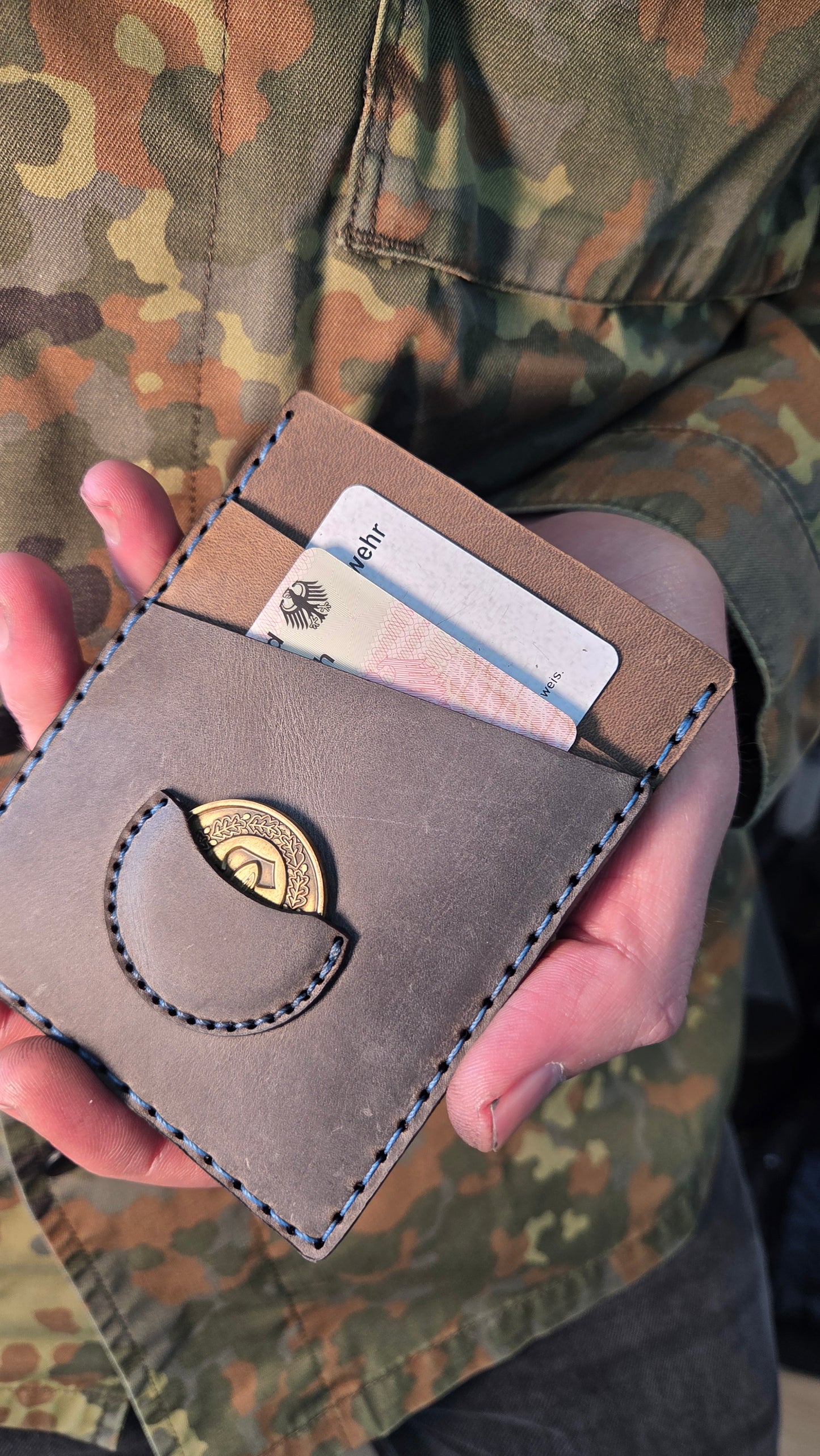 Leder Dienstausweisetui „Slim“ – Kompakt mit Coinhalter & Platz für Dienstführerschein