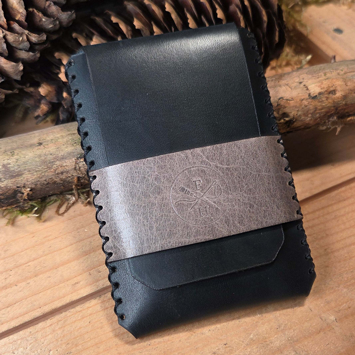 Minimalist Kartenhalter aus echtem Vollnarbenleder – Handgemachtes Slim Etui für bis zu 8 Karten