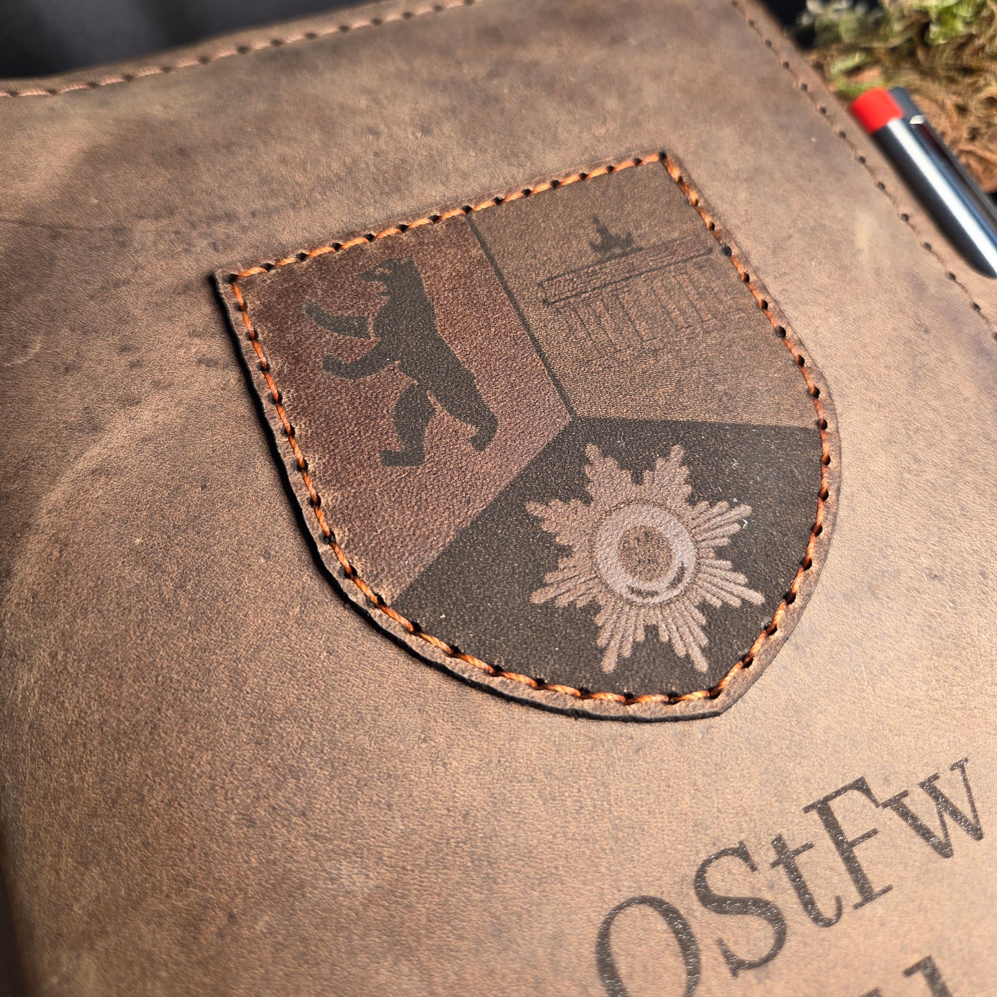Handgefertigter Premium DIN A5 Organizer – Personalisierte Schreibmappe mit Gravur & aufgenähtem Wappen/Logo