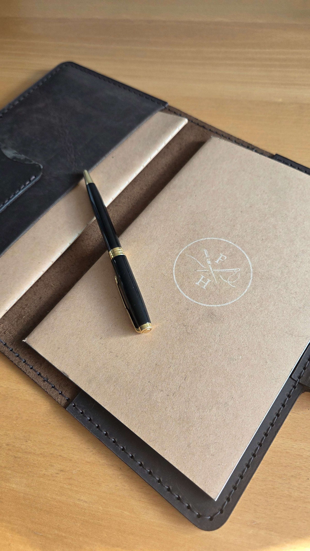 Handgefertigter Premium DIN A5 & DIN A6 Organizer – Personalisierte Schreibmappe mit Gravur & aufgenähtem Wappen/Logo