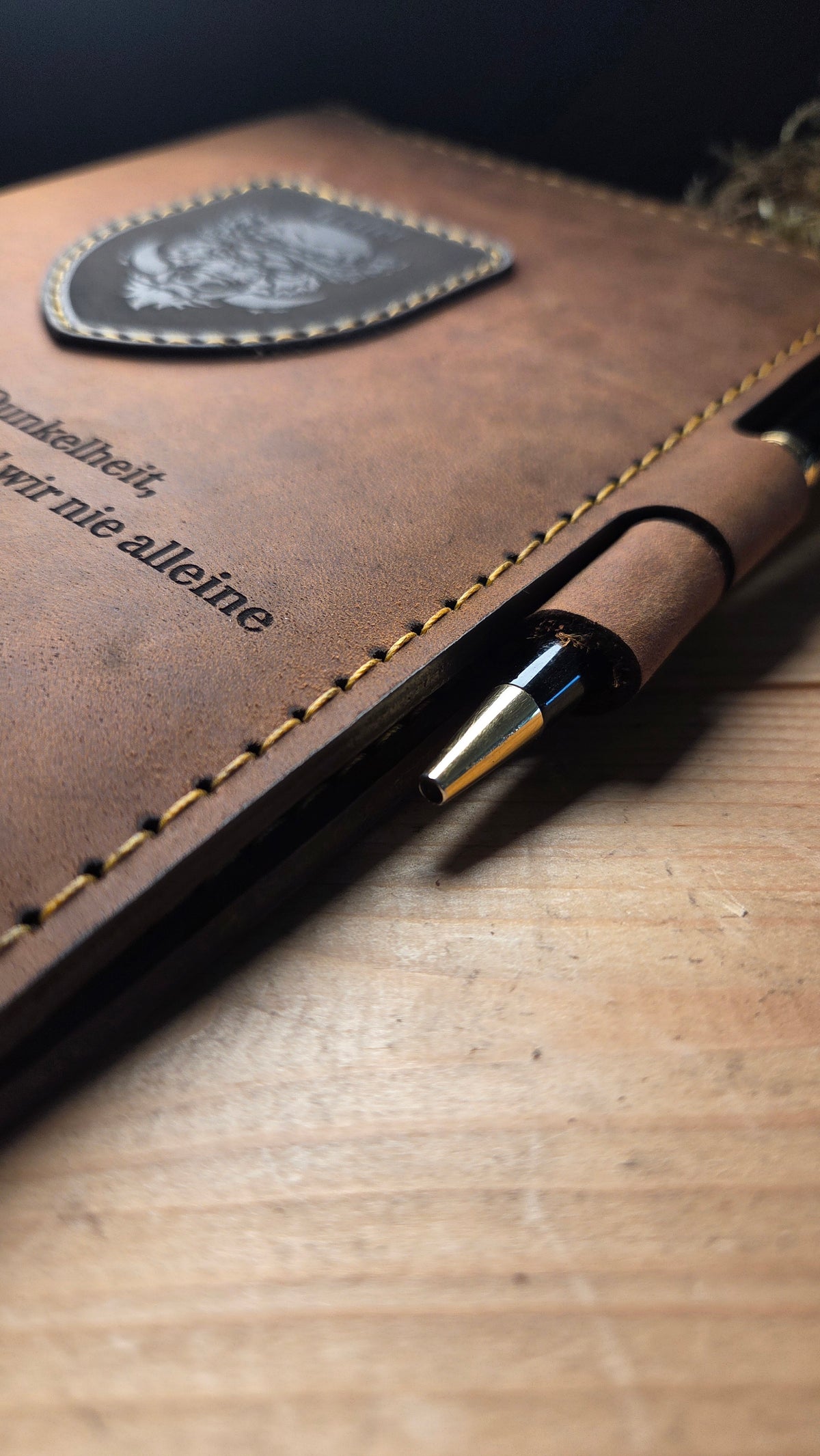 Handgefertigter Premium DIN A5 Organizer – Personalisierte Schreibmappe mit Gravur & aufgenähtem Wappen/Logo