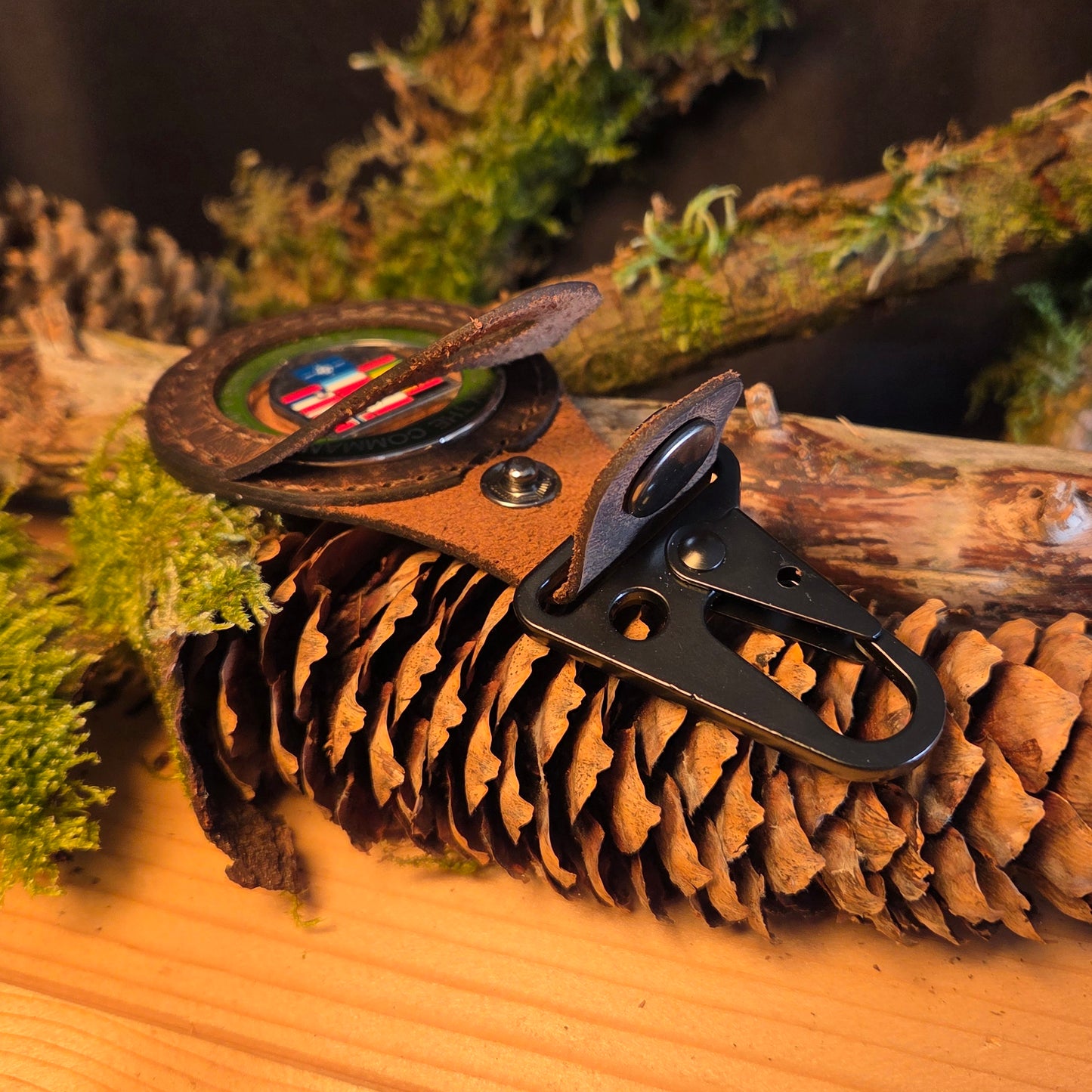 Anhänger aus Leder mit Karabiner Haken Coinhülle, Schlüsselanhänger, Münzhülle Leder Bundeswehr, Münze, Coin, Lederhülle, Münzetuis, Münzkoffer, Münzboxen, challenge coin, Kette, anhänger Kette Leder