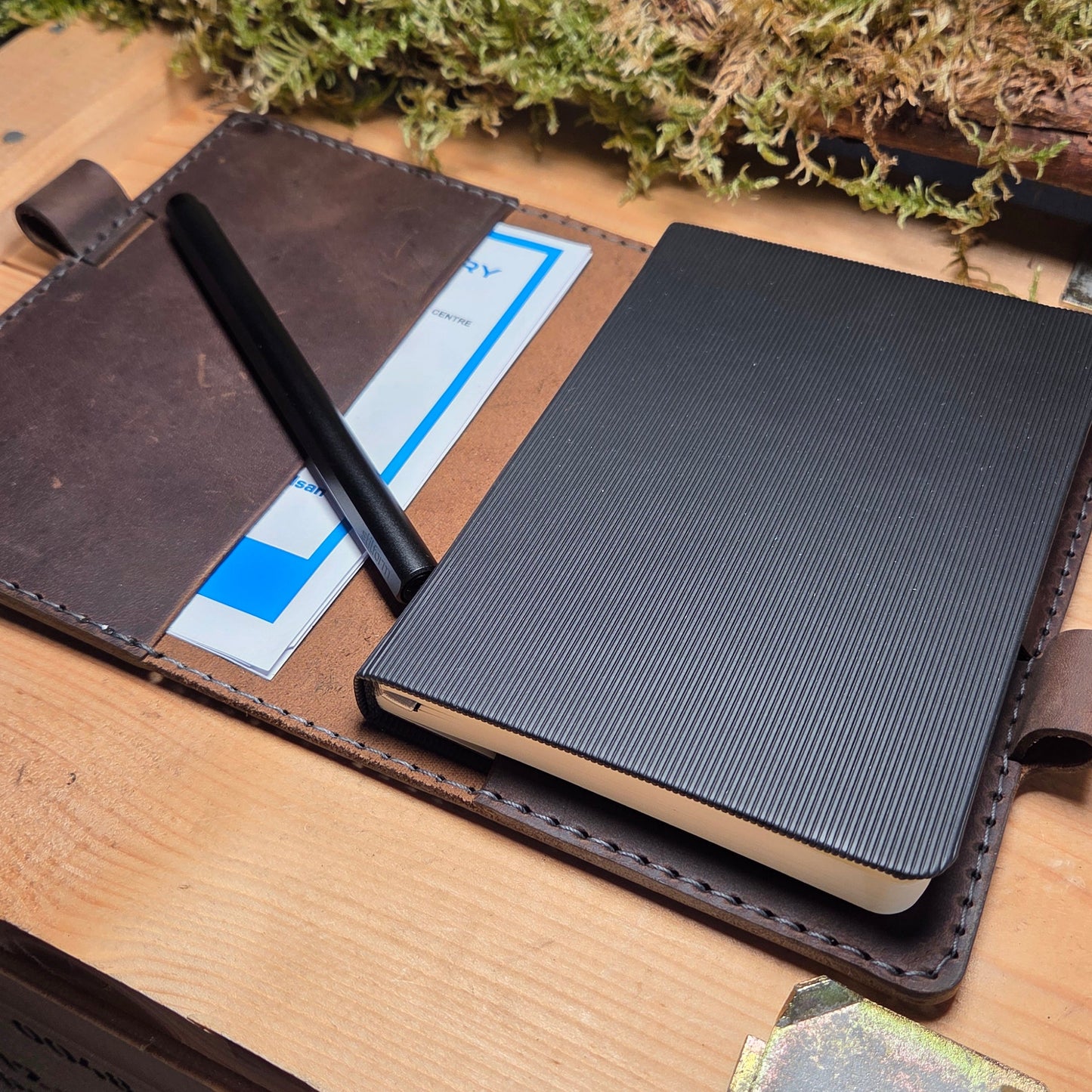 Handgefertigter Premium DIN A6 Organizer – Personalisierte Schreibmappe mit Gravur & aufgenähtem Wappen/Logo