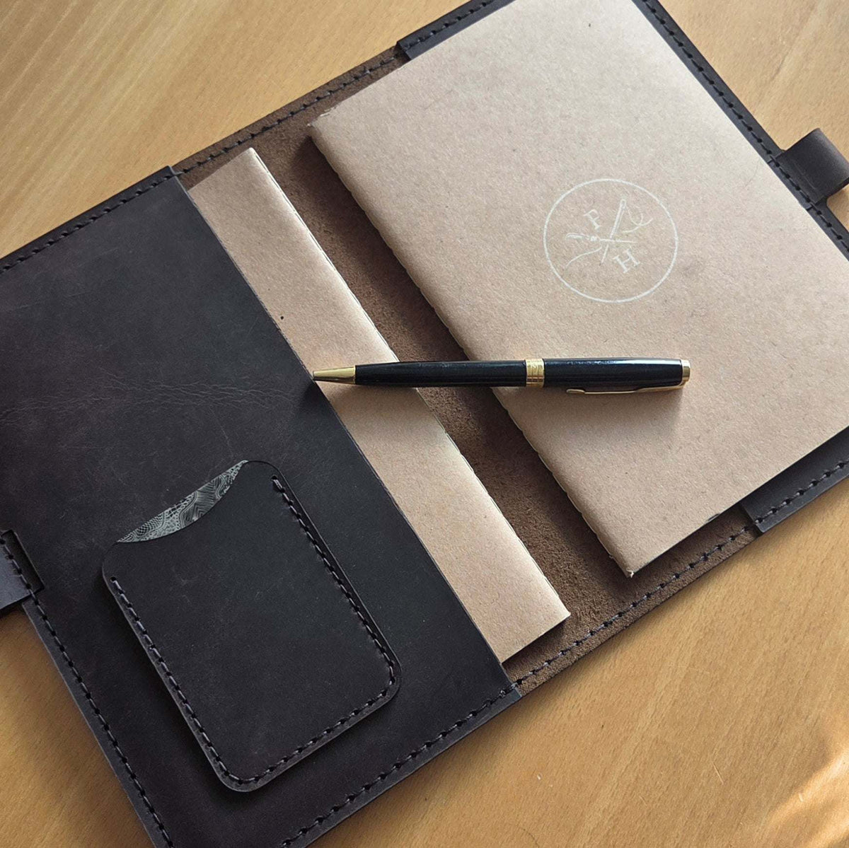 Handgefertigter Premium DIN A5 & DIN A6 Organizer – Personalisierte Schreibmappe mit Gravur & aufgenähtem Wappen/Logo