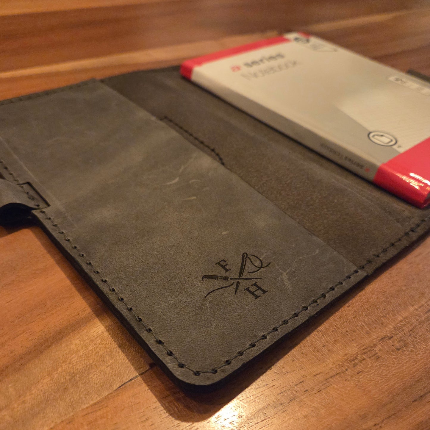 Handgefertigter Premium DIN A5 Organizer – Personalisierte Schreibmappe mit Gravur & aufgenähtem Wappen/Logo