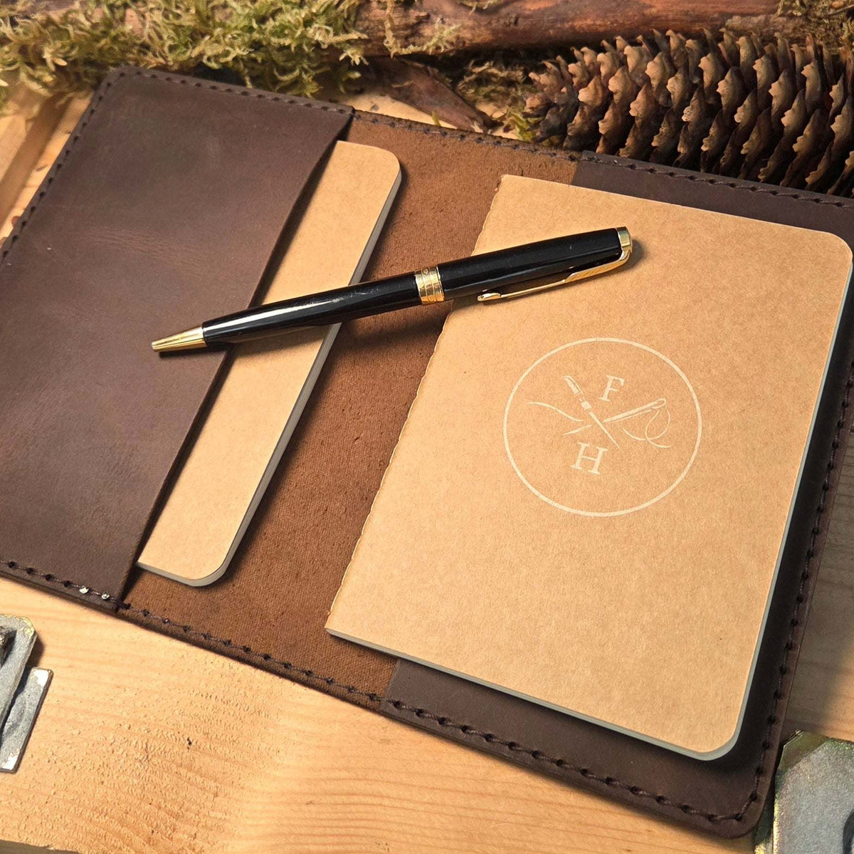 Handgefertigter Premium DIN A5 & DIN A6 Organizer – Personalisierte Schreibmappe mit Gravur & aufgenähtem Wappen/Logo