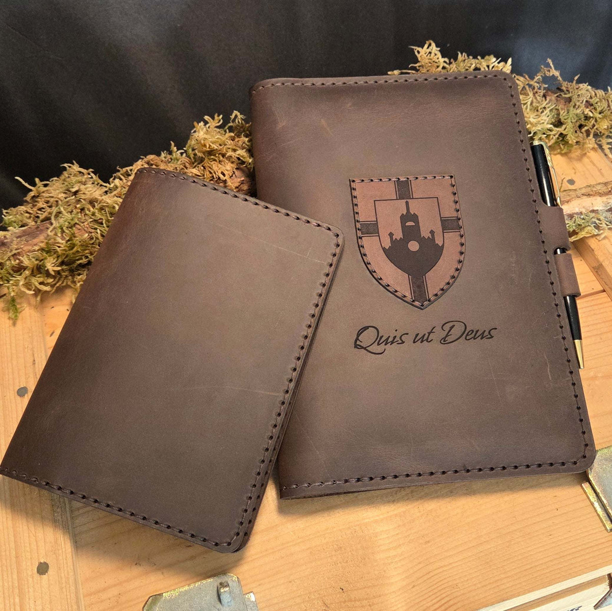 Handgefertigter Premium DIN A5 & DIN A6 Organizer – Personalisierte Schreibmappe mit Gravur & aufgenähtem Wappen/Logo