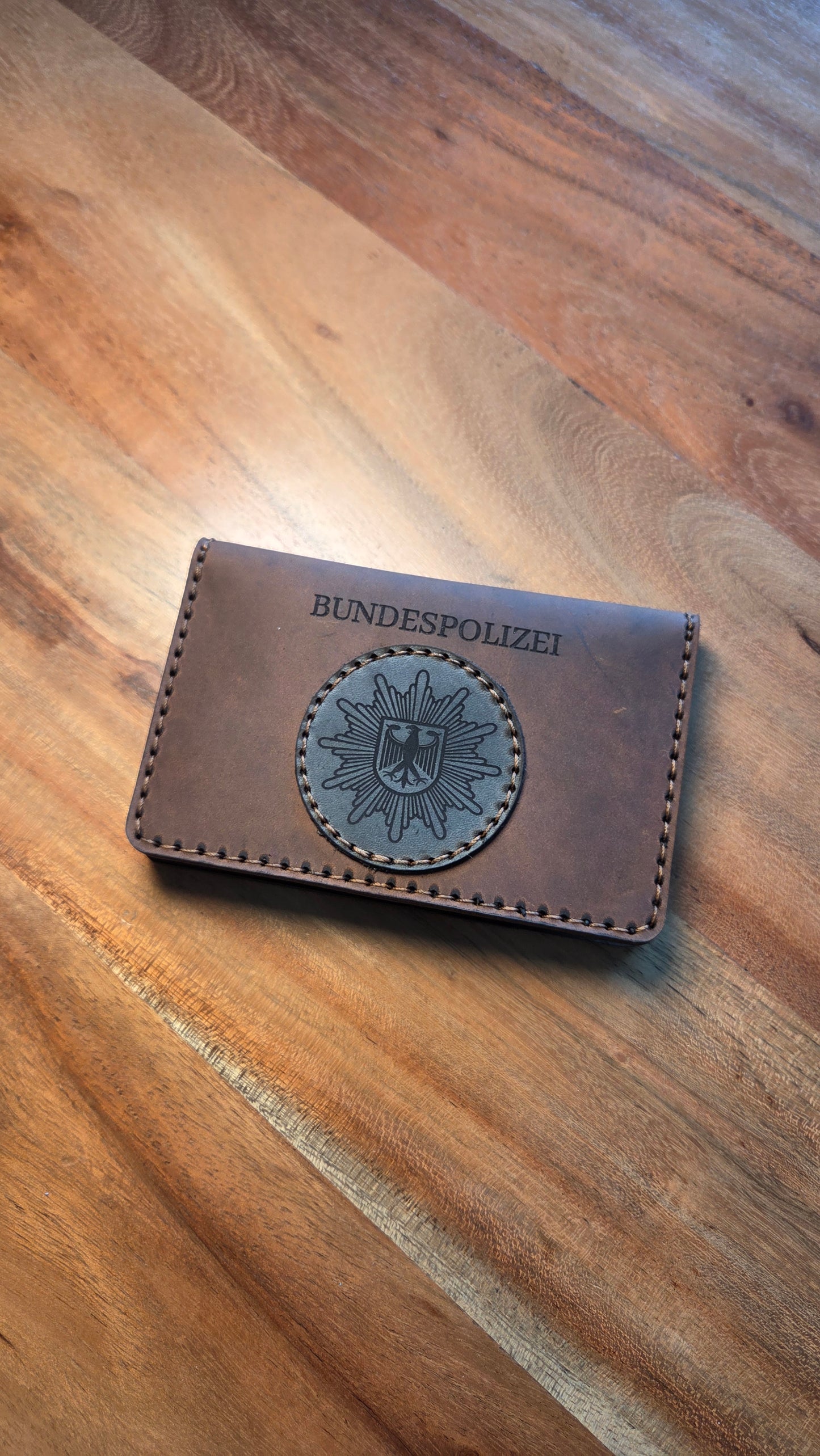 Dienstausweisetui aus Vollnarbenleder – Handvernäht mit Coinhalter & Gravur | BERLIN