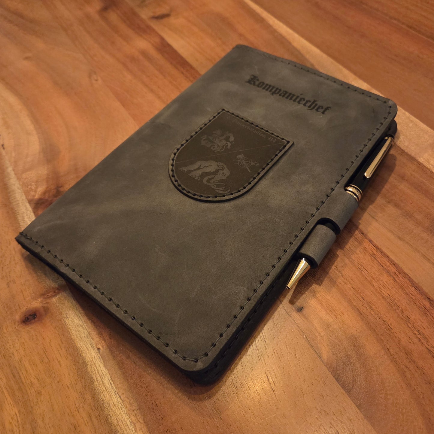 Handgefertigter Premium DIN A5 Organizer – Personalisierte Schreibmappe mit Gravur & aufgenähtem Wappen/Logo