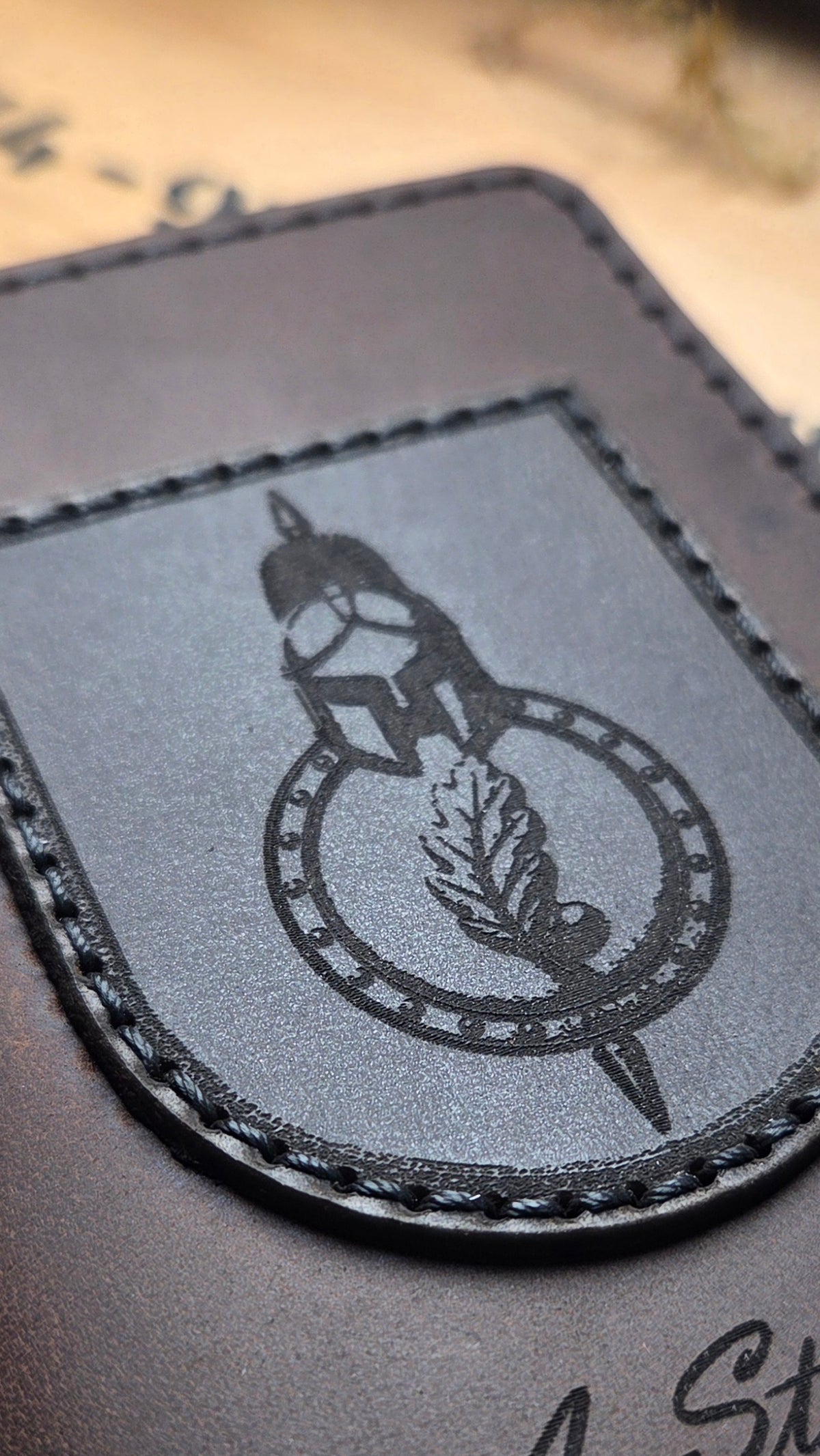 Handgefertigter Premium DIN A5 Organizer – Personalisierte Schreibmappe mit Gravur & aufgenähtem Wappen/Logo